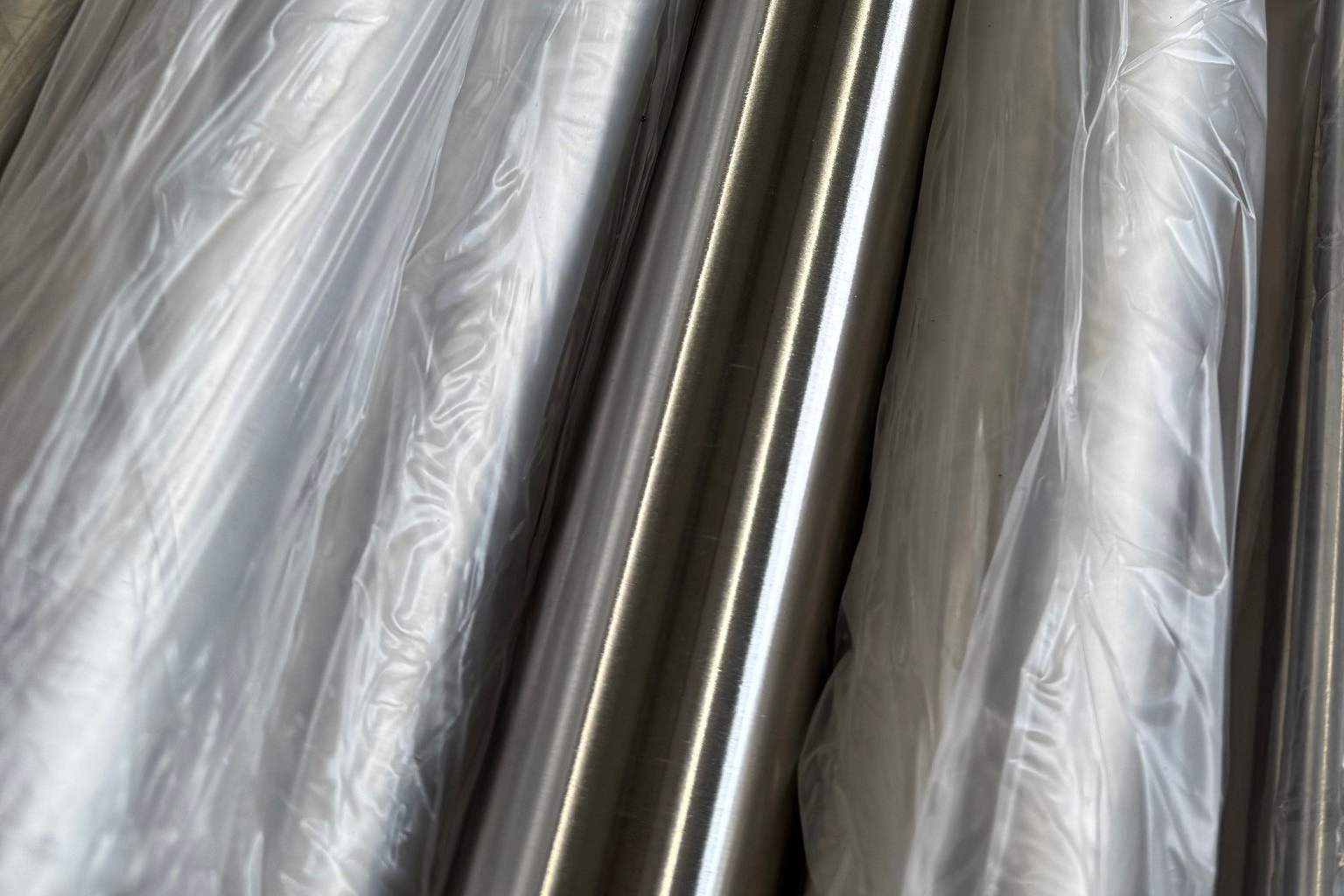 Edelstahlrohre mit Schutzfolie – Oberfläche, Schliffbild und Materialanmutung im Detail