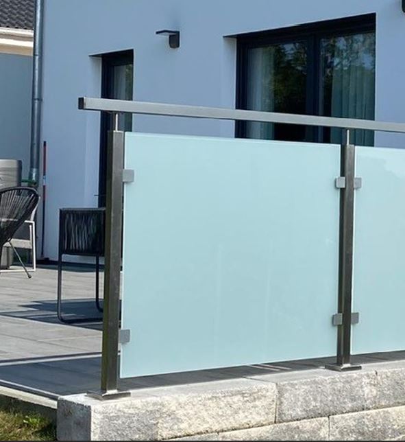 Glasgelaender mit Pfosten aus Quadratrohr