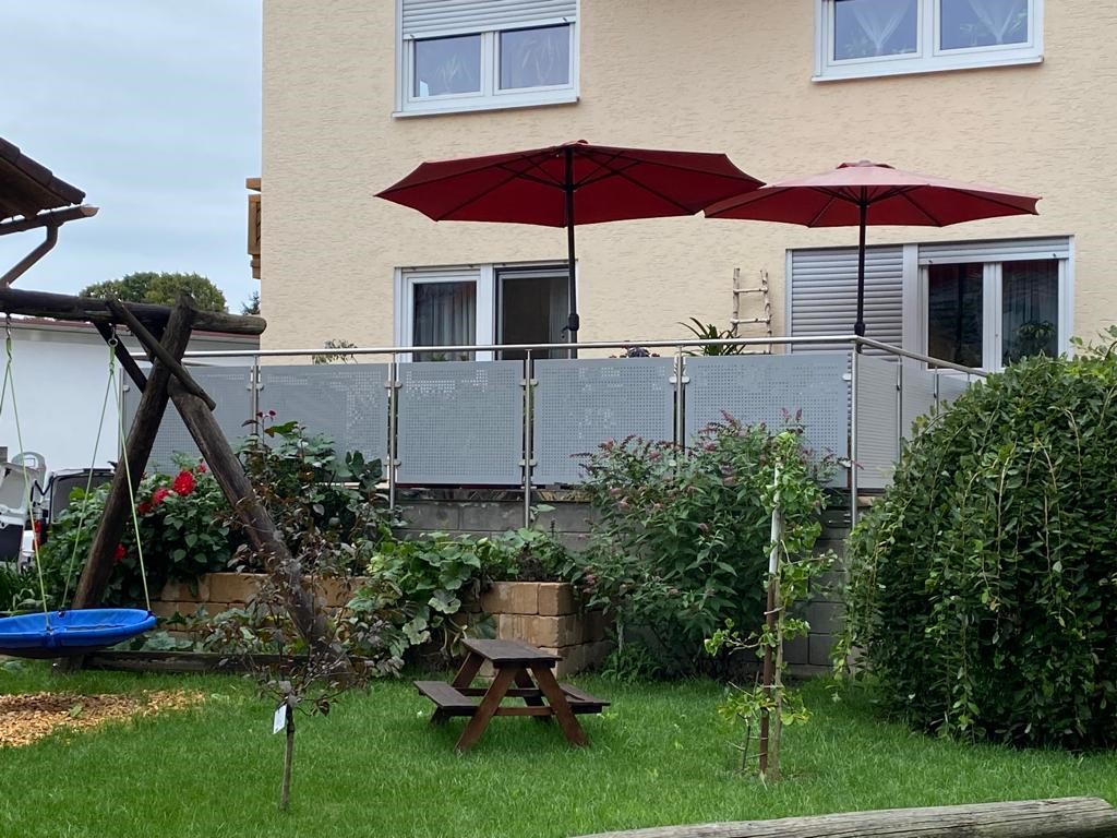 Lochblechgelaender an einer Terrasse pulverbeschichtet in grau