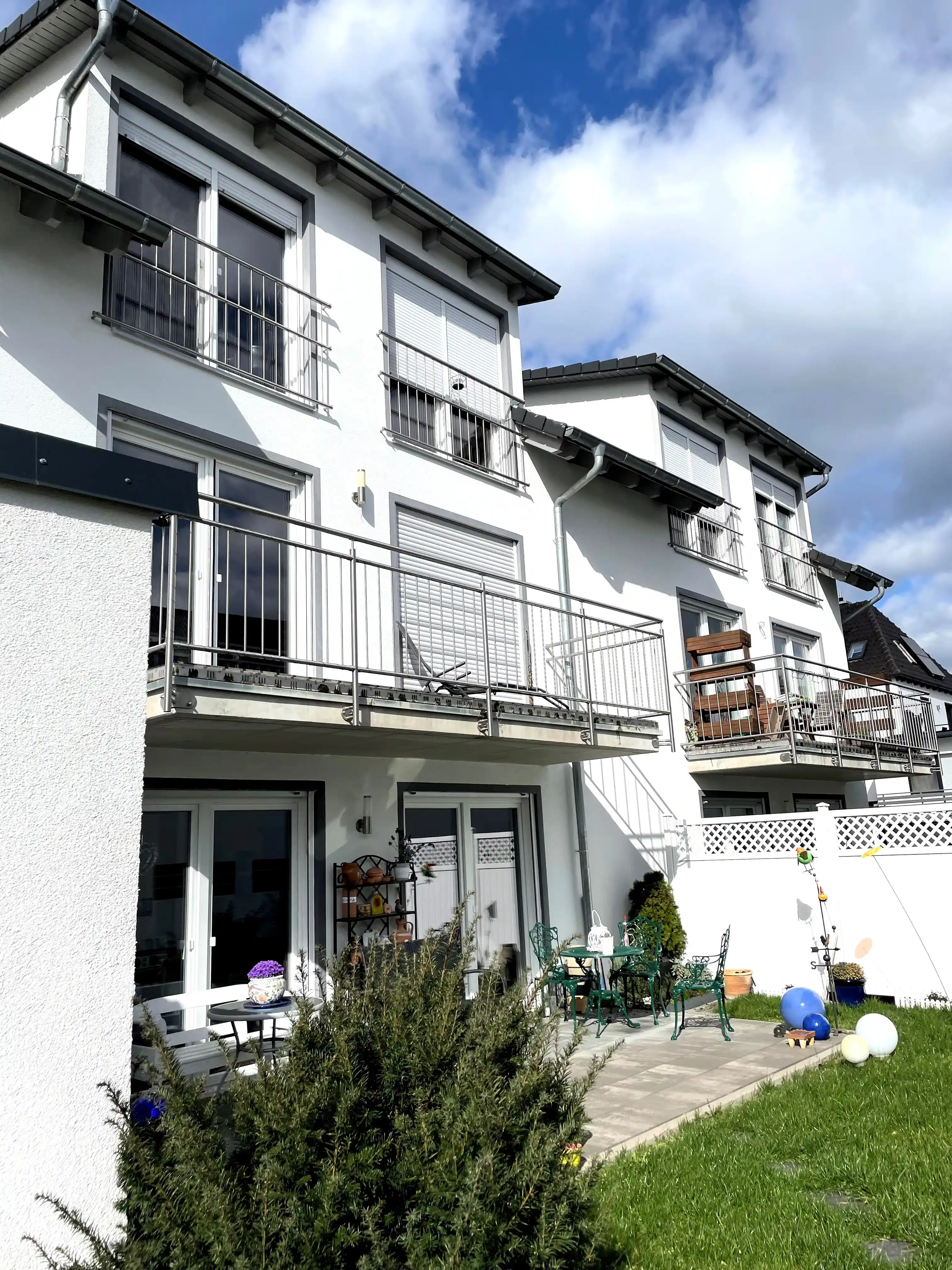 Wohnanlage ausgestatet mit Balkongelaender und franzoesischen Balkonen aus Edelstahl