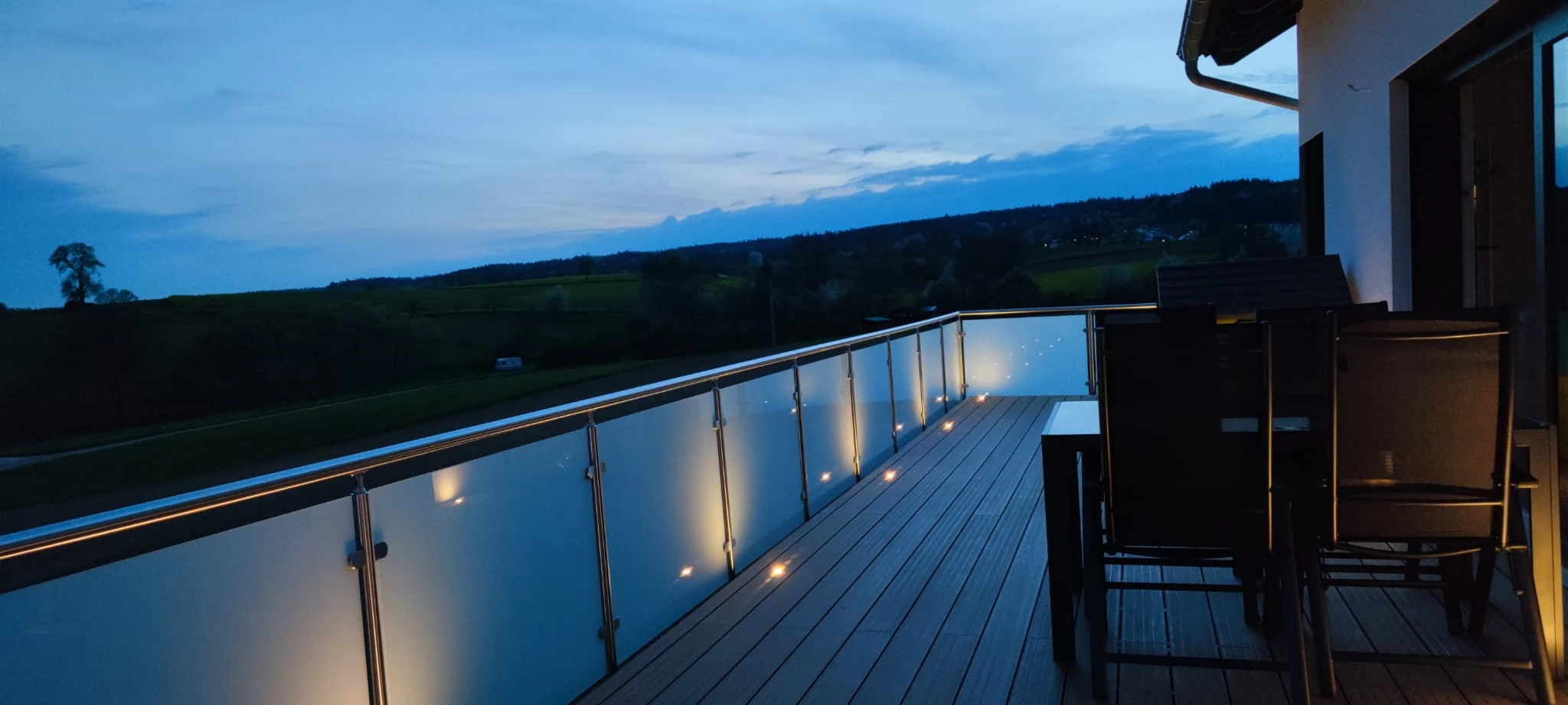 beleuchtetes Edelstahl Glasgeländer mit wunderschönen Ausblick