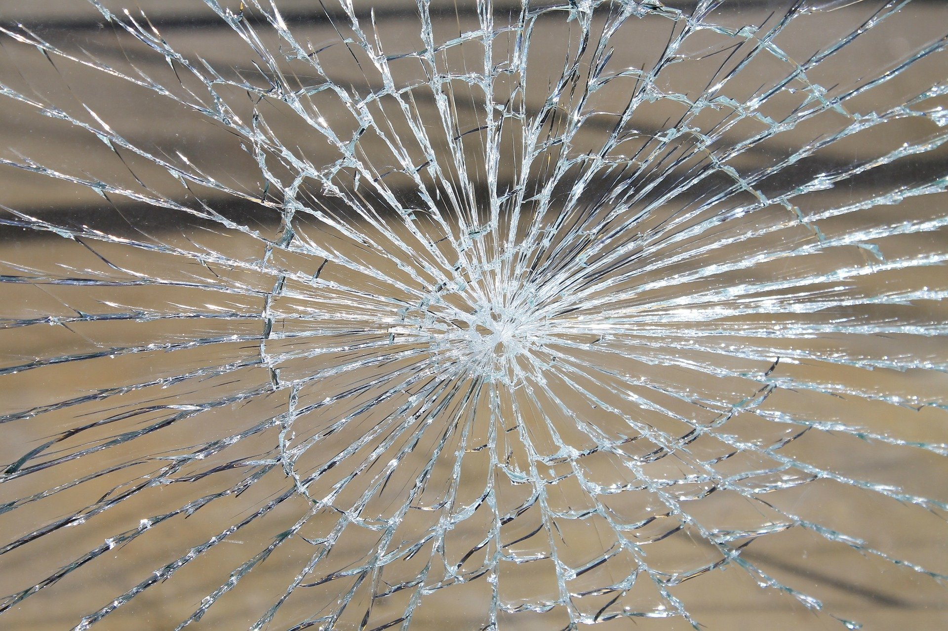 Sicherheit bei Glasgeländern nicht zersprungenes Glas