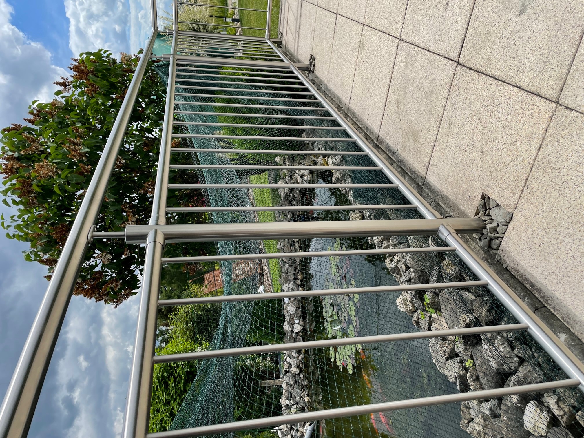 Rundpfosten mit Vertikalstäben am Teich