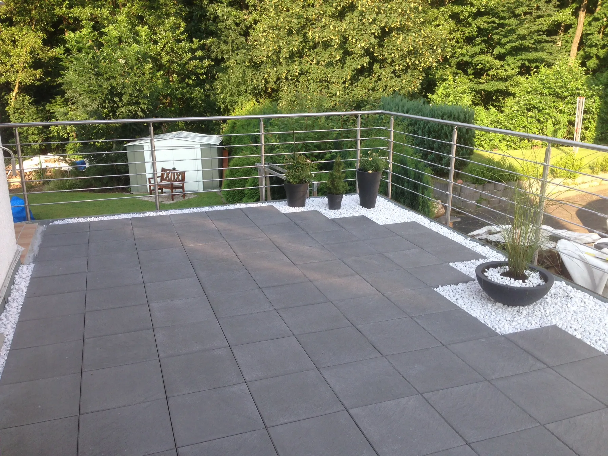 Relinggeländer vorgesetzt mit 6 Querstreben aus Edelstahl am Balkon  als Absturzsicherung