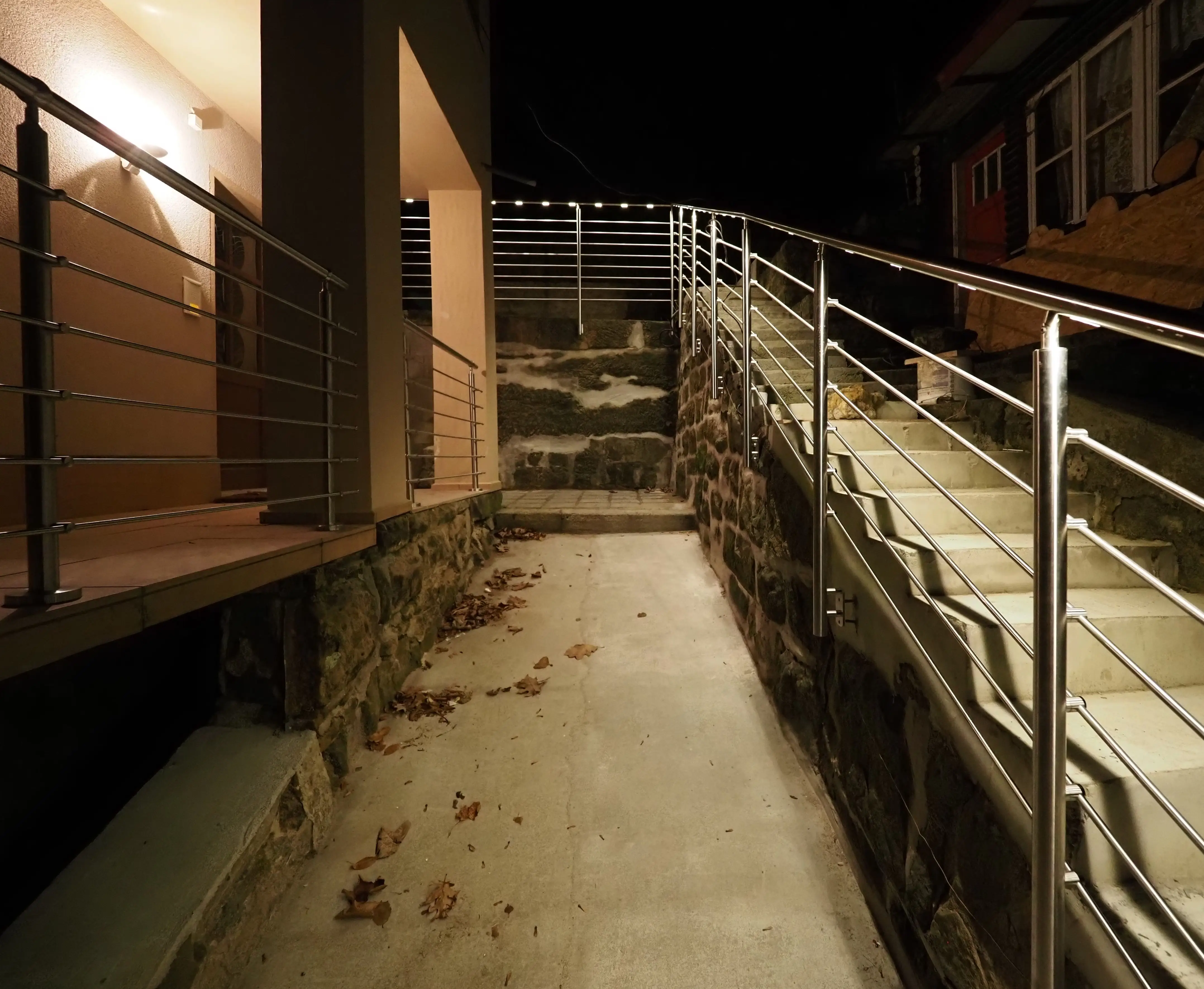 Relinggeländer vorgesetzt mit 6 Querstreben aufgesetzt aus V2A oder V4A  mit LED Handlauf beleuchtet