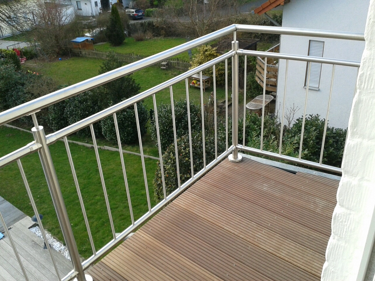 Balkongeländer aus Edelstahl mit senkrechten Stäben