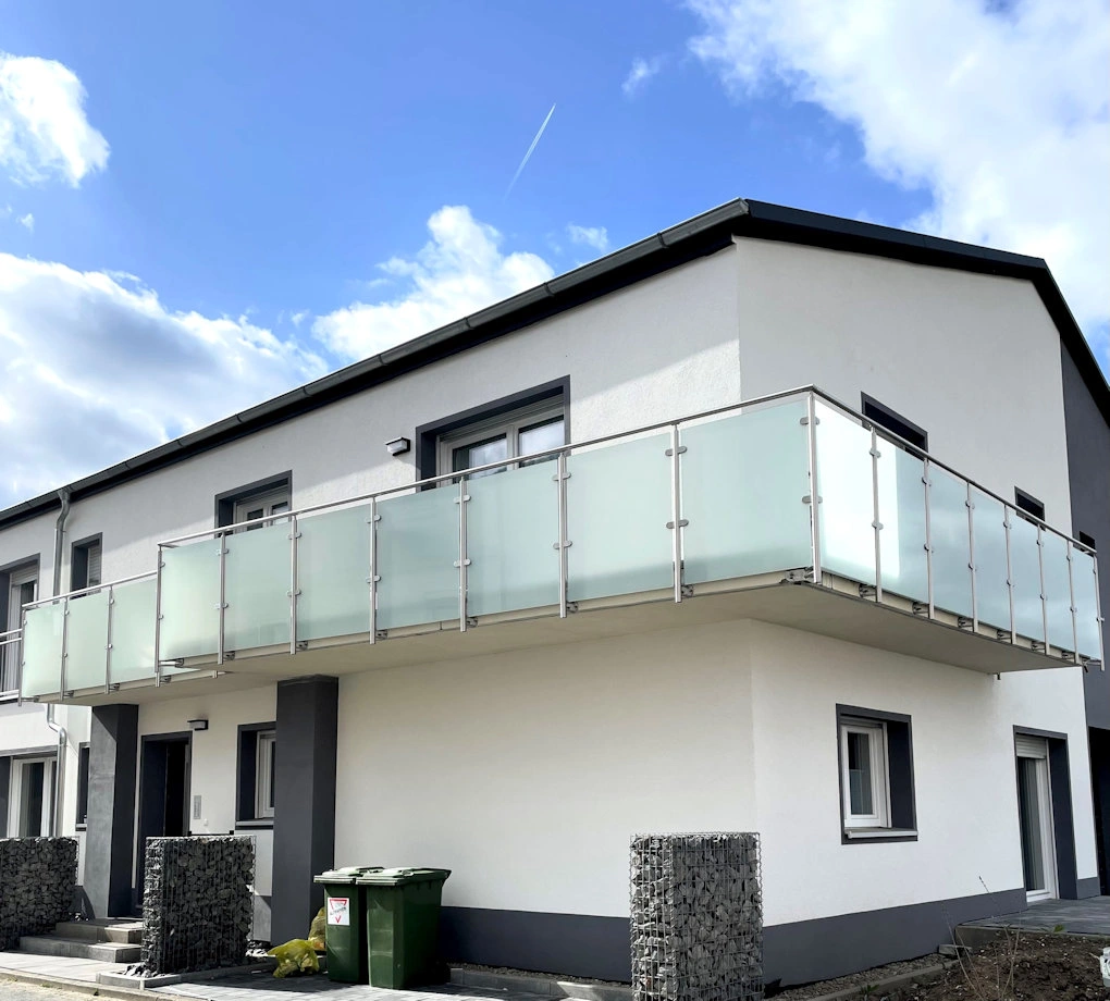 Edelstahl Glasgeländer vorgesetzt