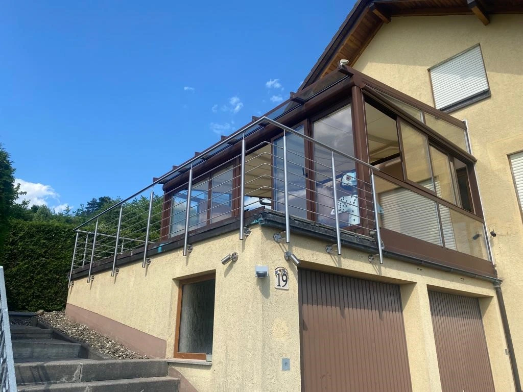 Relinggeländer vorgesetzt mit 6 Querstreben aus Edelstahl als Balkongeländer über der Garage