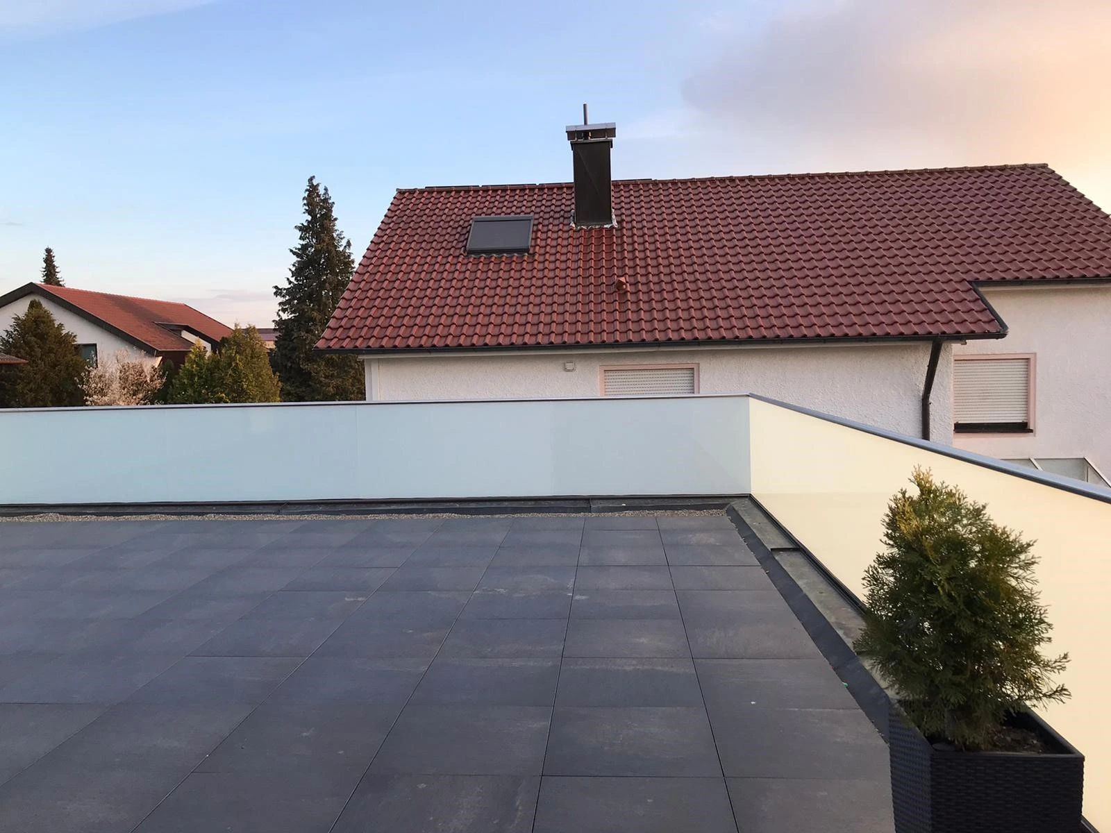 Ganzglasgelaender mit Verbundsicherheitsglas und mattweißer Folie an einer Dachterrasse