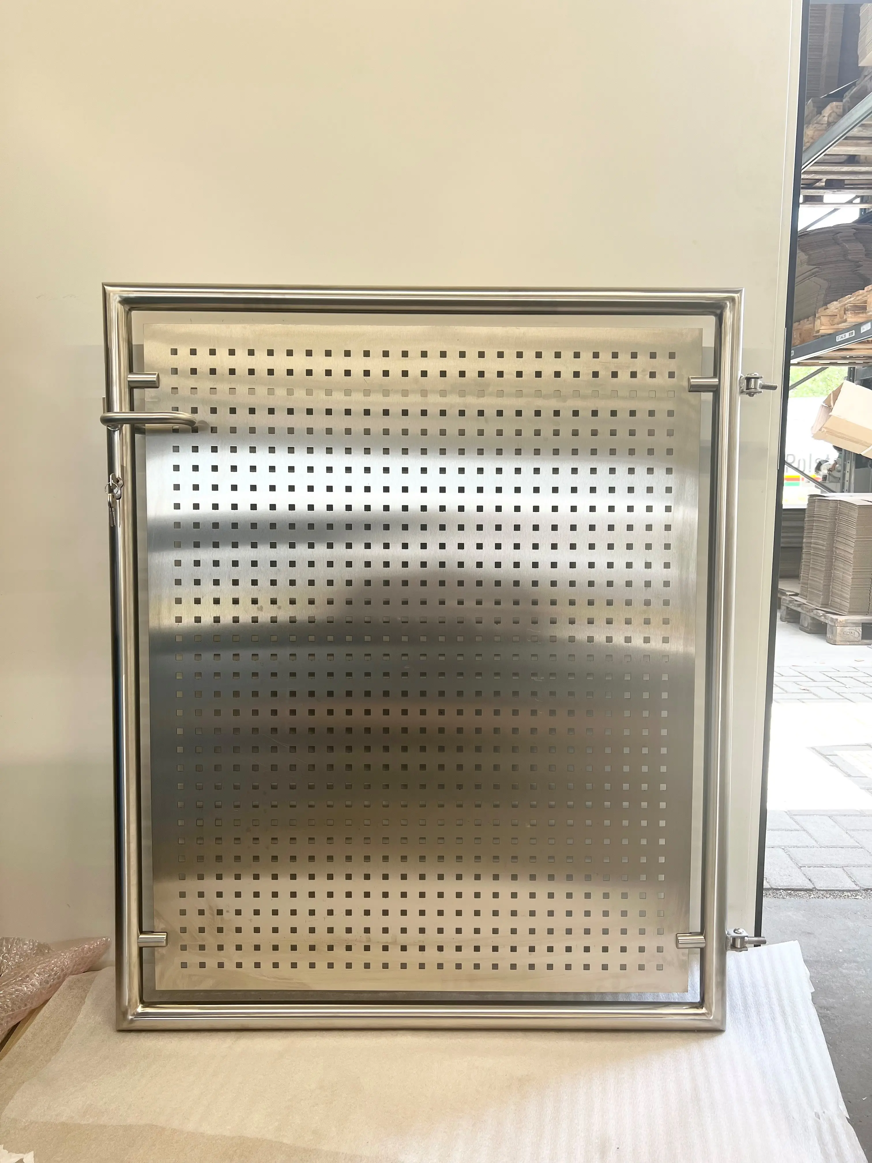 Hochwertiges Gartentor aus Edelstahl mit Lochblechfuellung