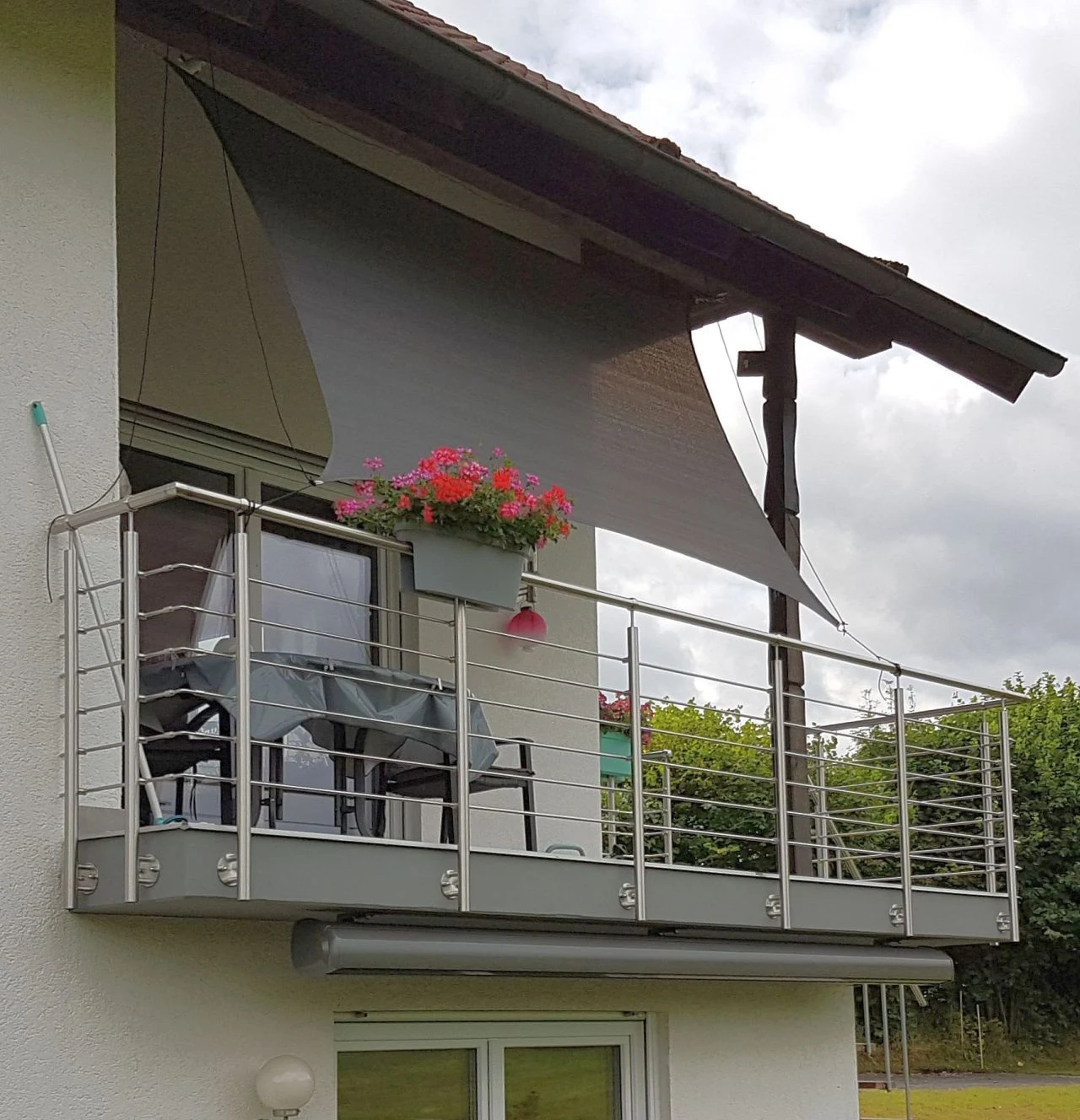 Relinggeländer vorgesetzt mit 6 Querstreben aus Edelstahl am Balkon