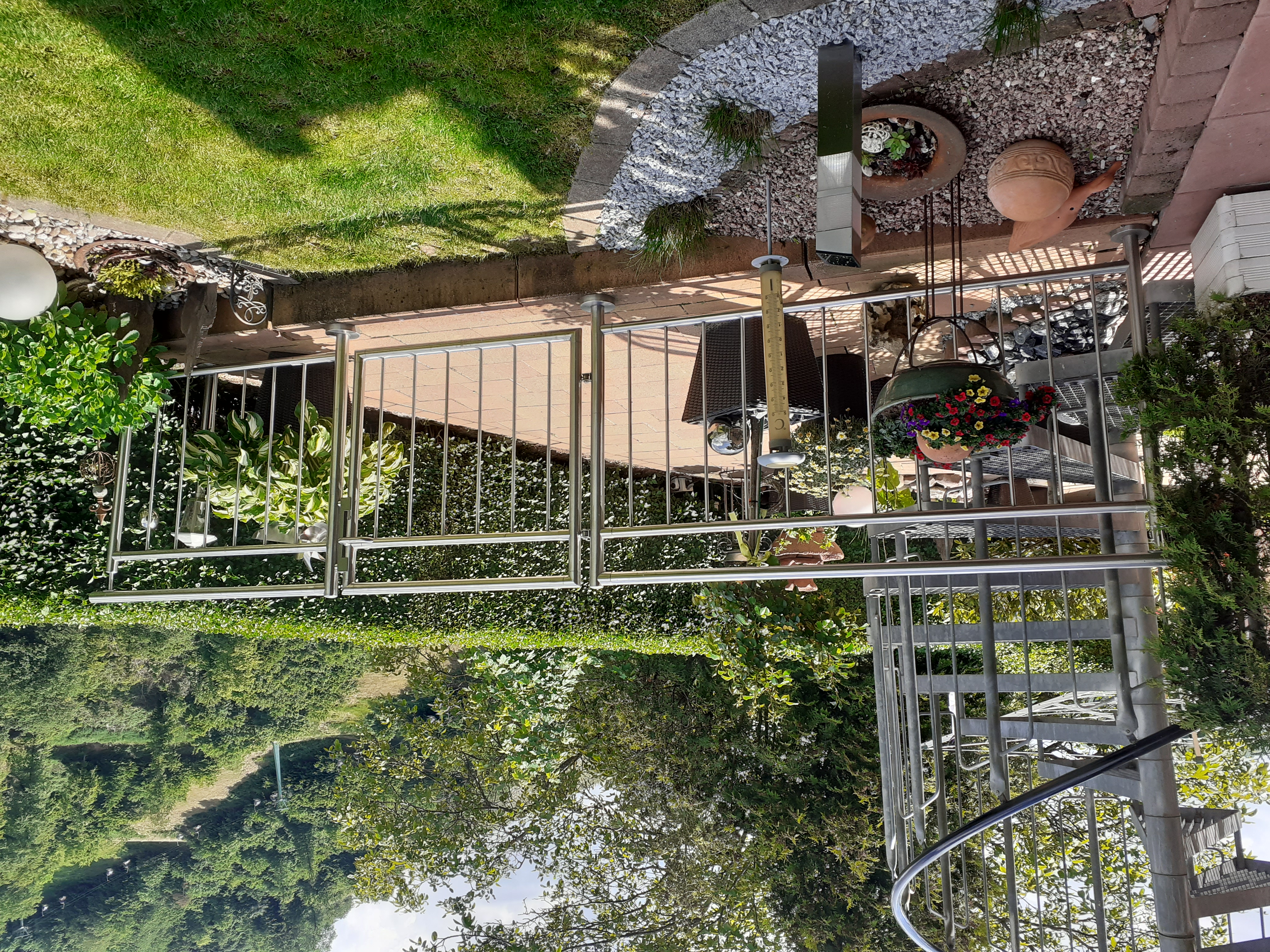 Stabgelaender aufgesetzt montiert im Garten