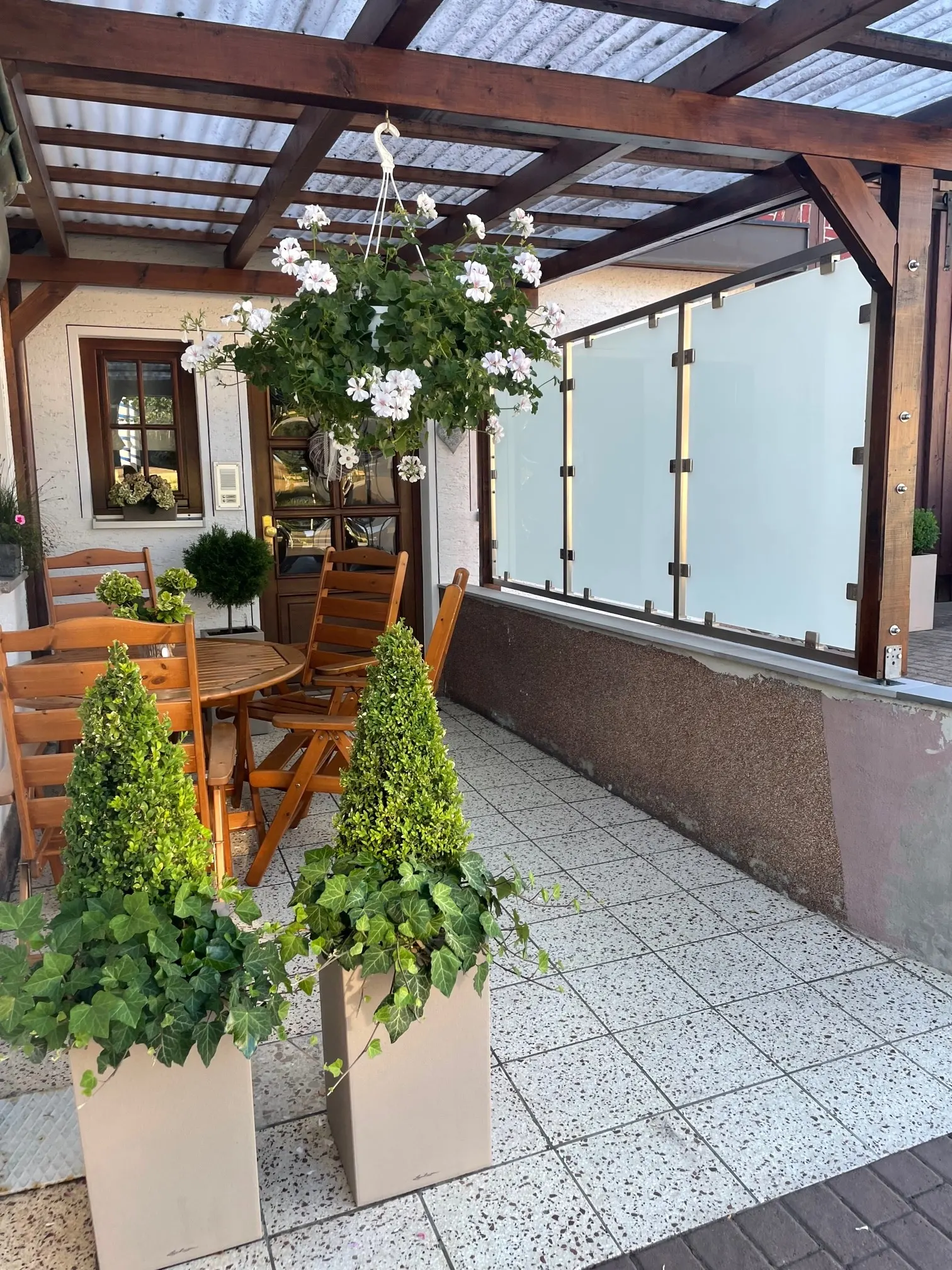 Eleganter Edelstahl Sichtschutz mit Milchglasfuellung im Eingangsbereich