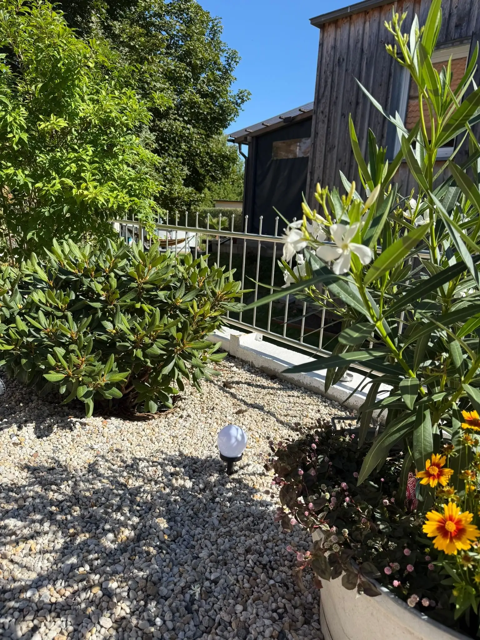 Hochwertiger Edelstahlzaun Bausatz mit senkrechten Stäben