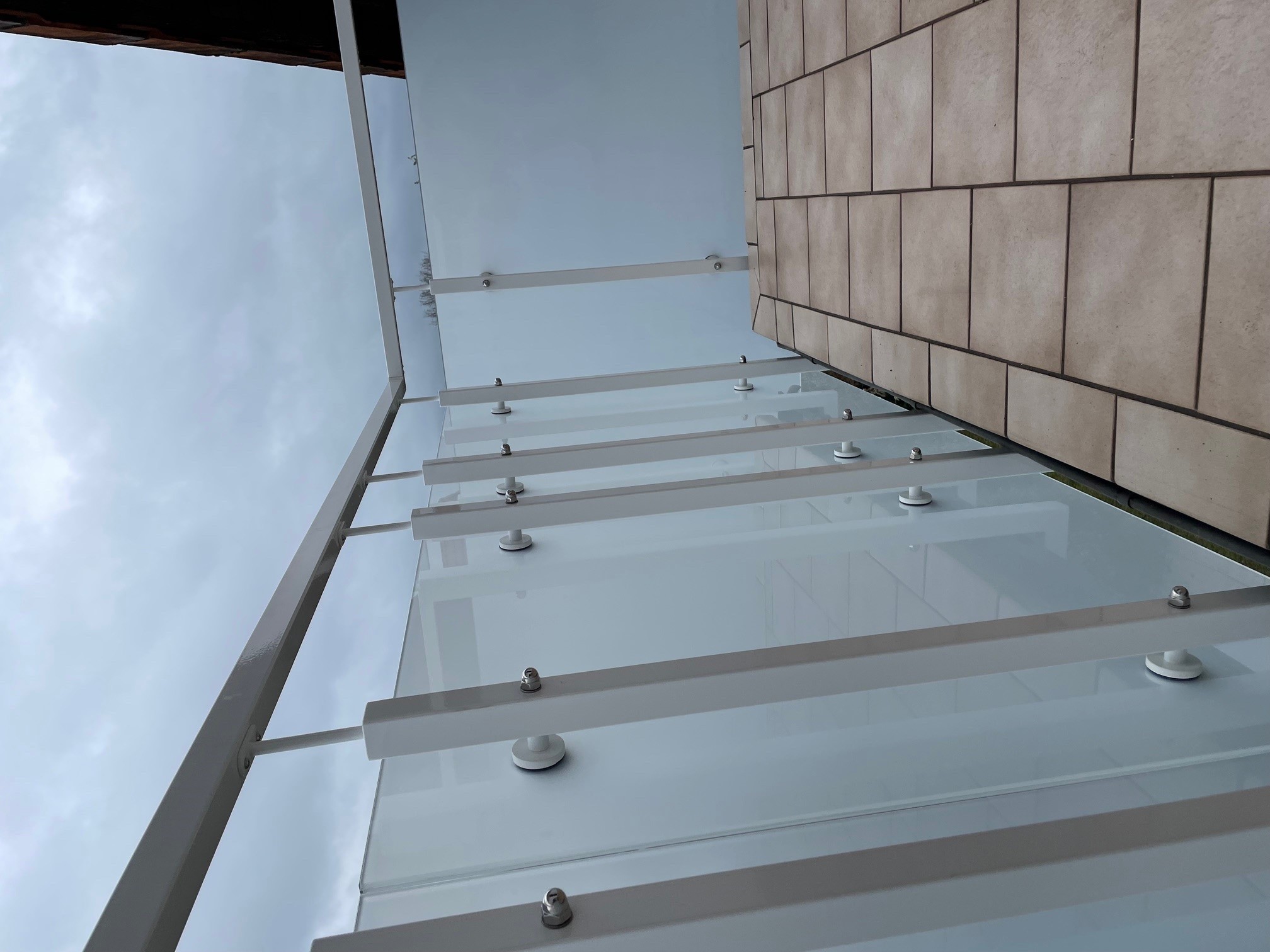 Edelstahl Glasgelaender pulverbeschichtet in weiß mit Punkthalter