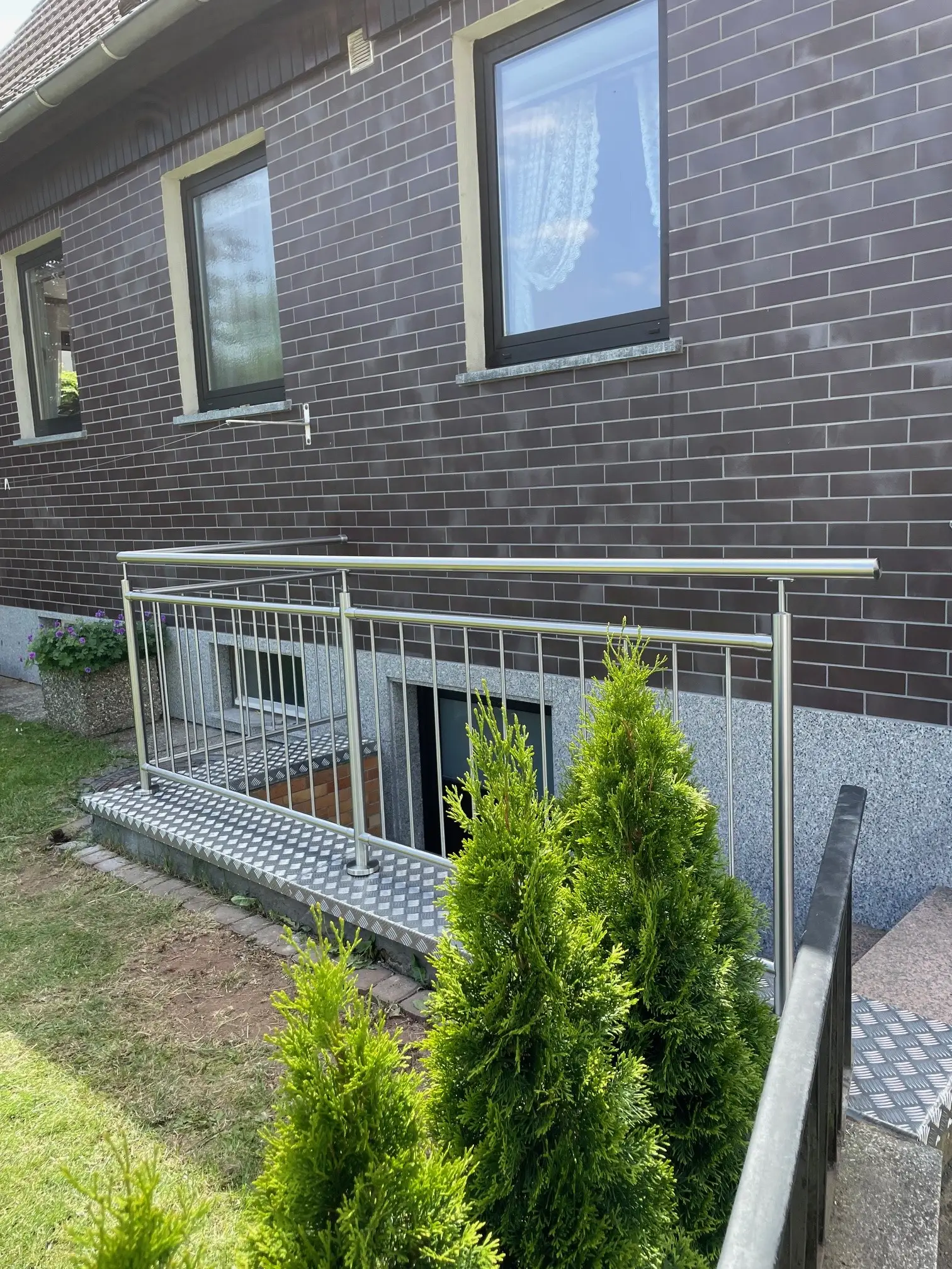 Absicherung für den Kellerabgang mit einen Edelstahlgeländer