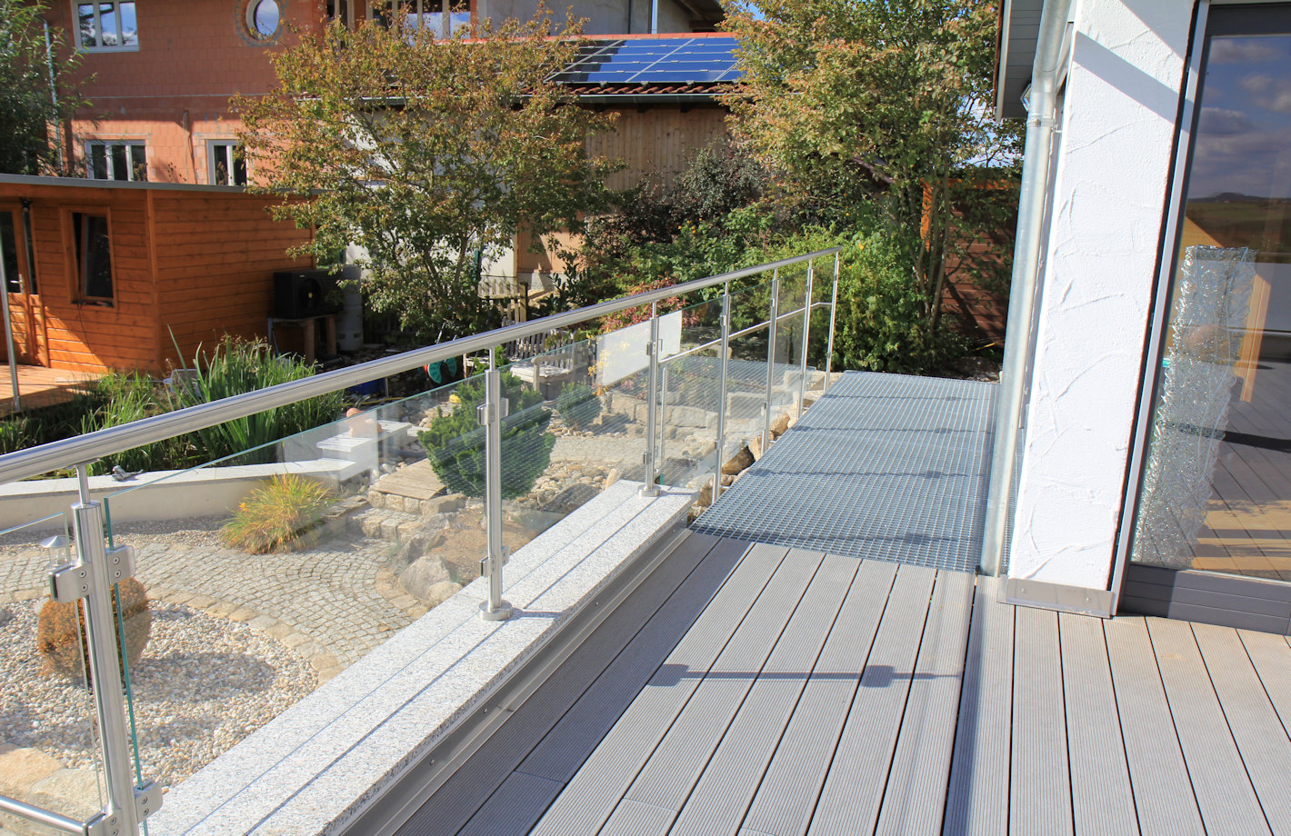 Edelstahlgeländer Brüstung mit Klarglas mit Ausblick Edelstahlgeländer Brüstung mit Klarglas mit Ausblick