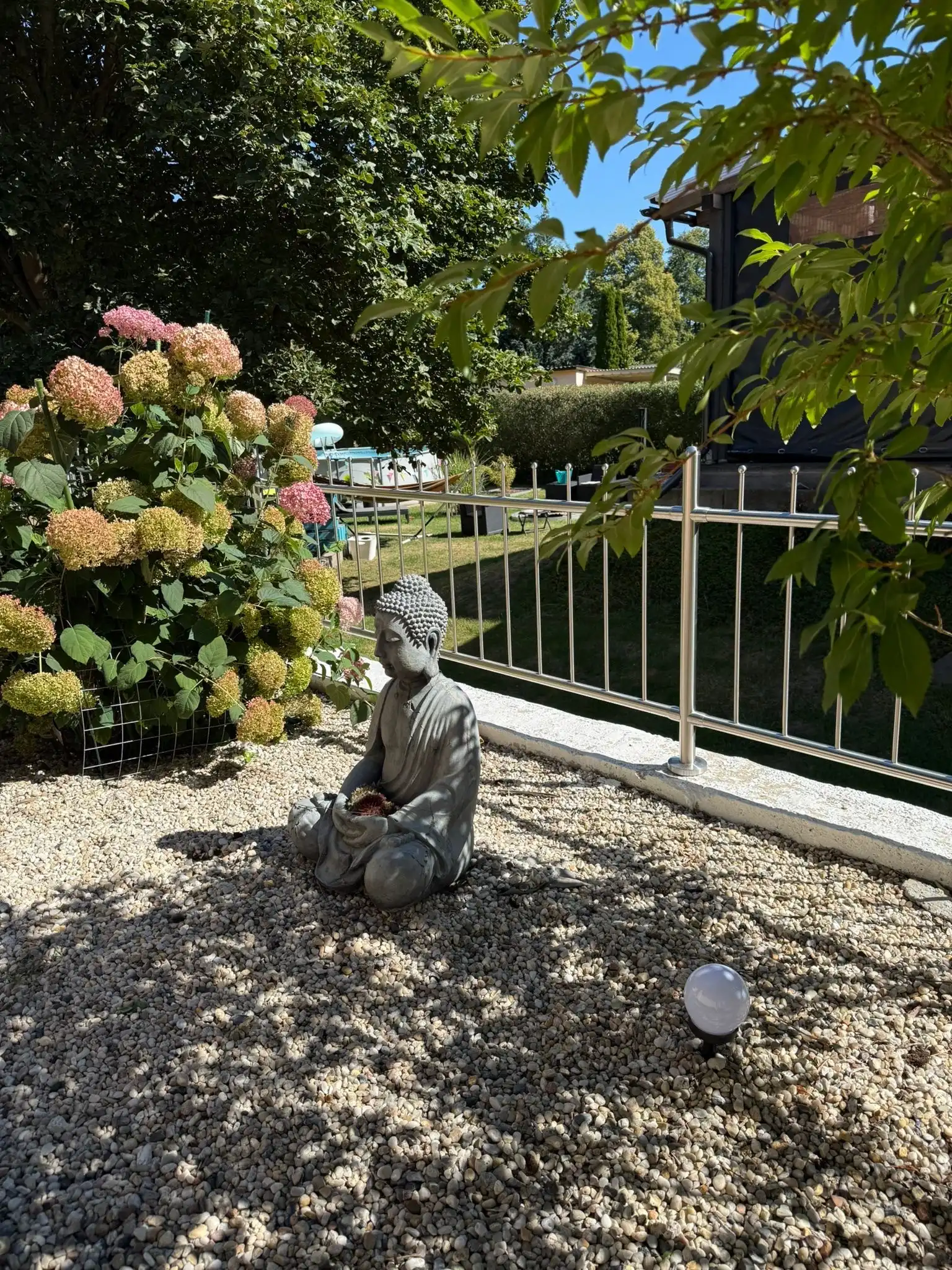 Zaun Bausatz mit senkrechten Streben aus Edelstahl  zum stecken hinter Hortensien