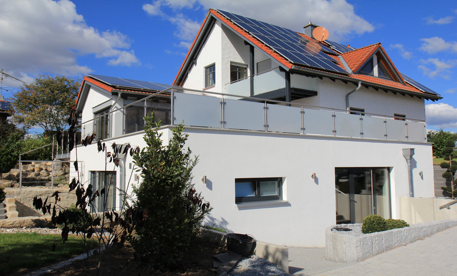 Edelstahlgeländer mit Milchglas und Klarglas im Mix auf einer Terrasse als Absturzsicherung