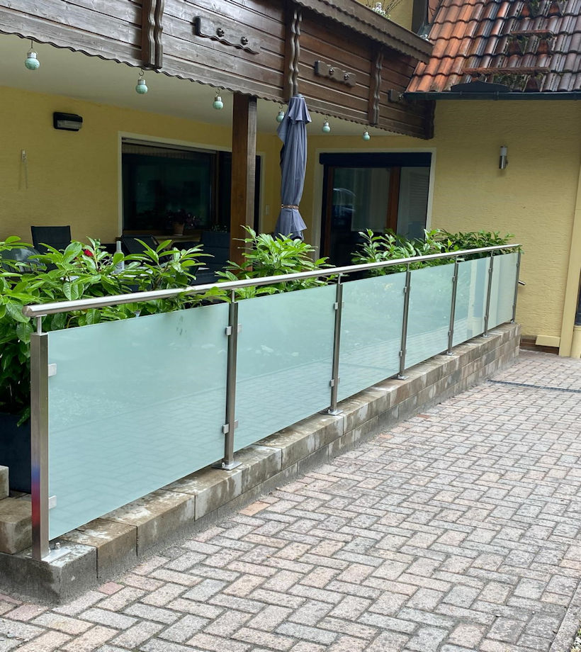 Brüstungsgeländer Edelstahl mit eckigen Pfosten Brüstungsgeländer Edelstahl mit eckigen Pfosten