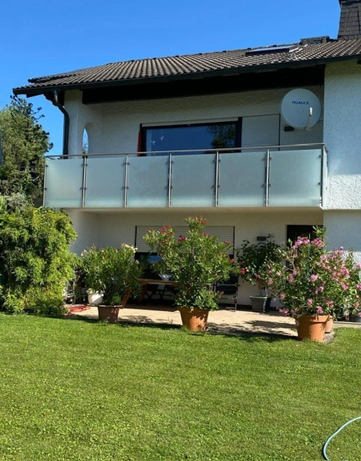 Balkongeländer aus Edelstahl und Sicherheitsglas mit mattweißer Folie für mehr Privatsphäre