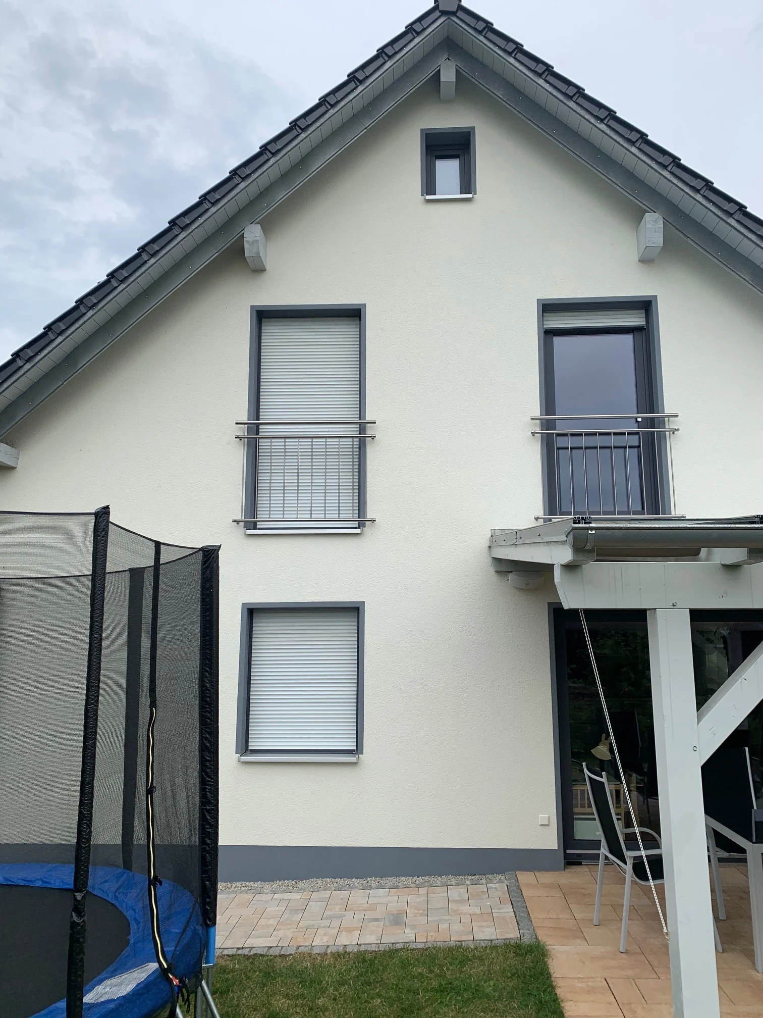 Franzoesischer Balkon aus Edelstahl als Absturzsicherung für bodentiefe Fenster