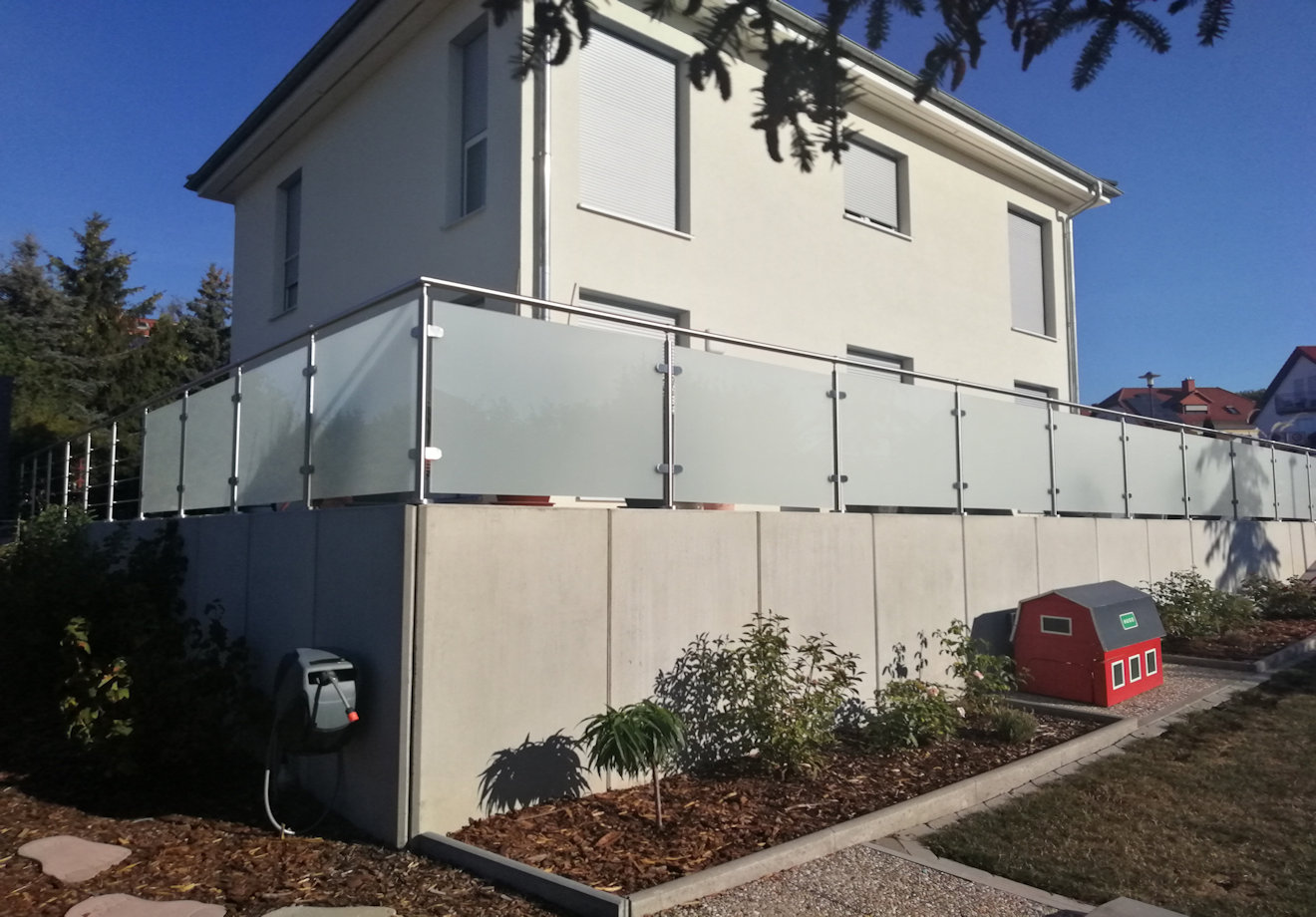 Edelstahl Geländer mit Milchglas aufgesetzte Montage Edelstahl Geländer mit Milchglas aufgesetzte Montage