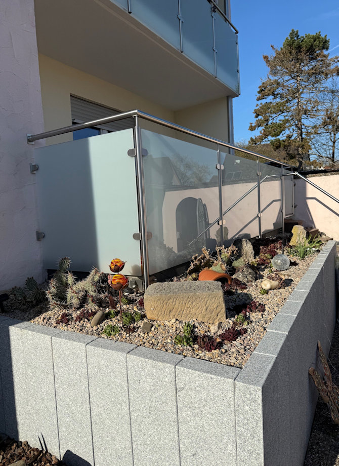 Milchglasgeländer mit Handlauf für Treppe Milchglasgeländer mit Handlauf für Treppe