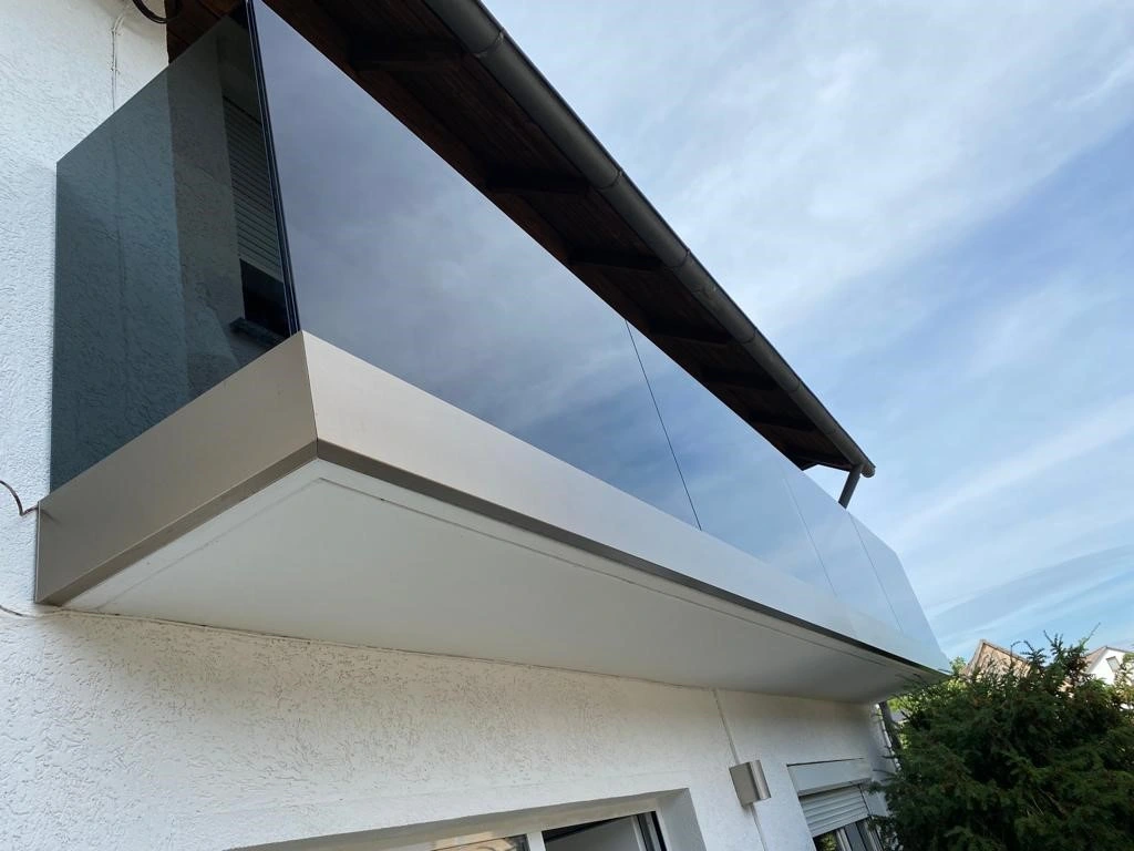 Edles Ganzglasgelaender am Balkon mit Grauglas