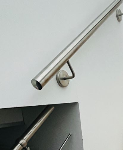 Edelstahlverbinder am Wandhandlauf