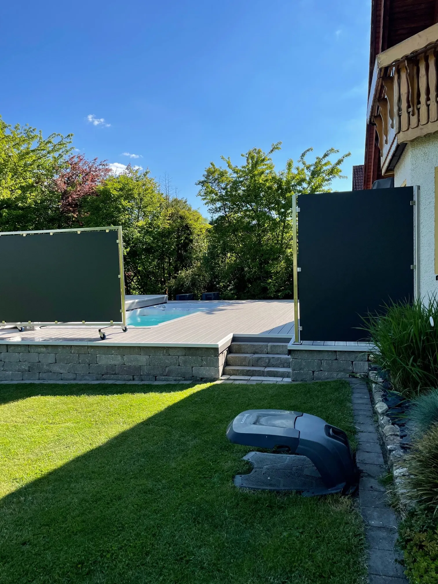 Individuell angefertigte Sichtschutz Waende aus Edelstahl und HPL Platten in Anthrazit