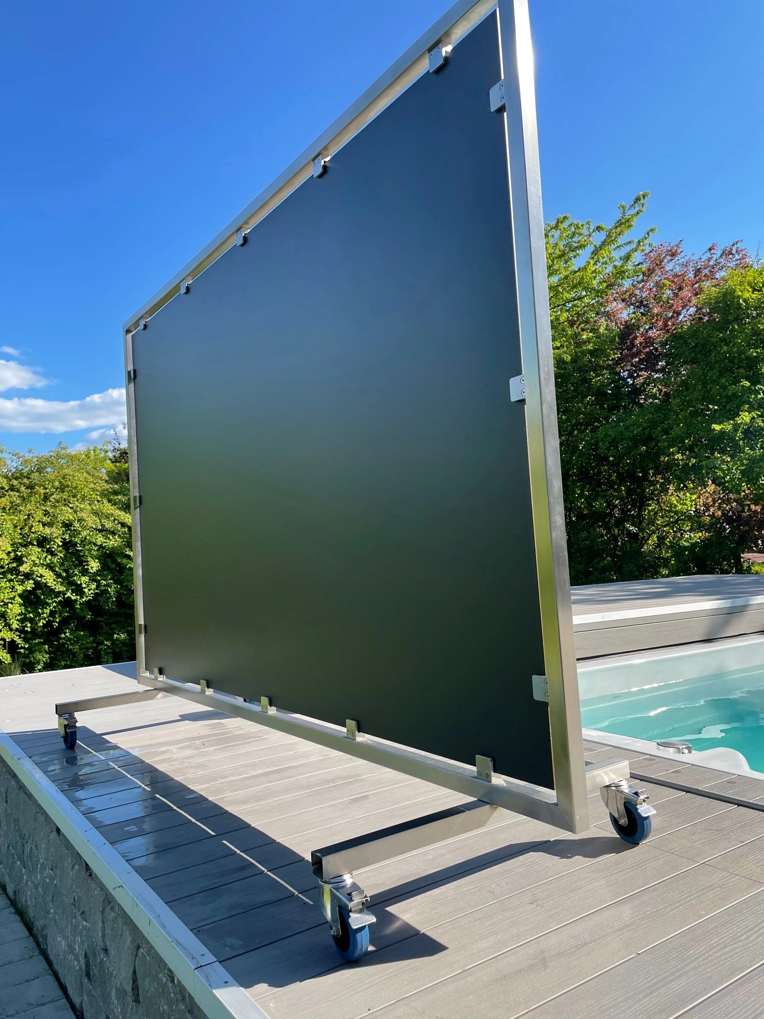 rollbarer Sichtschutz am Pool maßgenau gefertigt fuer maximale Privatsphaere