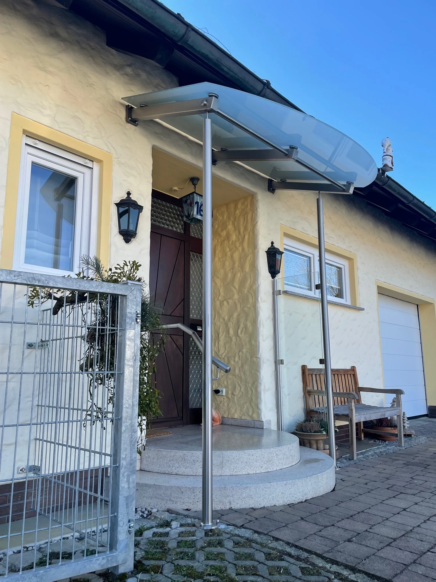 Vordach zum Schutz vor Niederschlag und seitlichen Windschutz