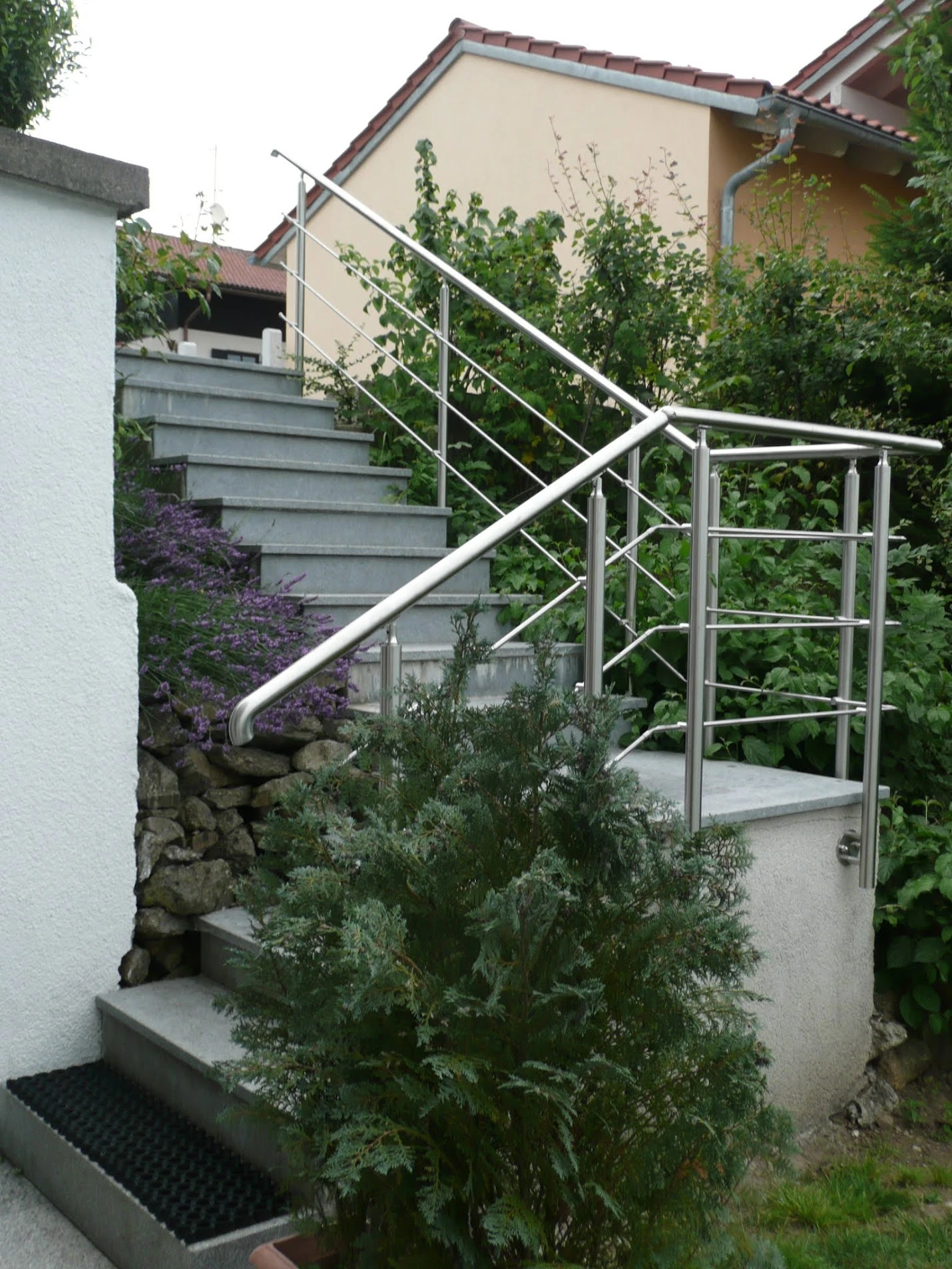 Relinggeländer vorgesetzt mit 3 Querstreben aus Edelstahl als Treppengeländer montiert