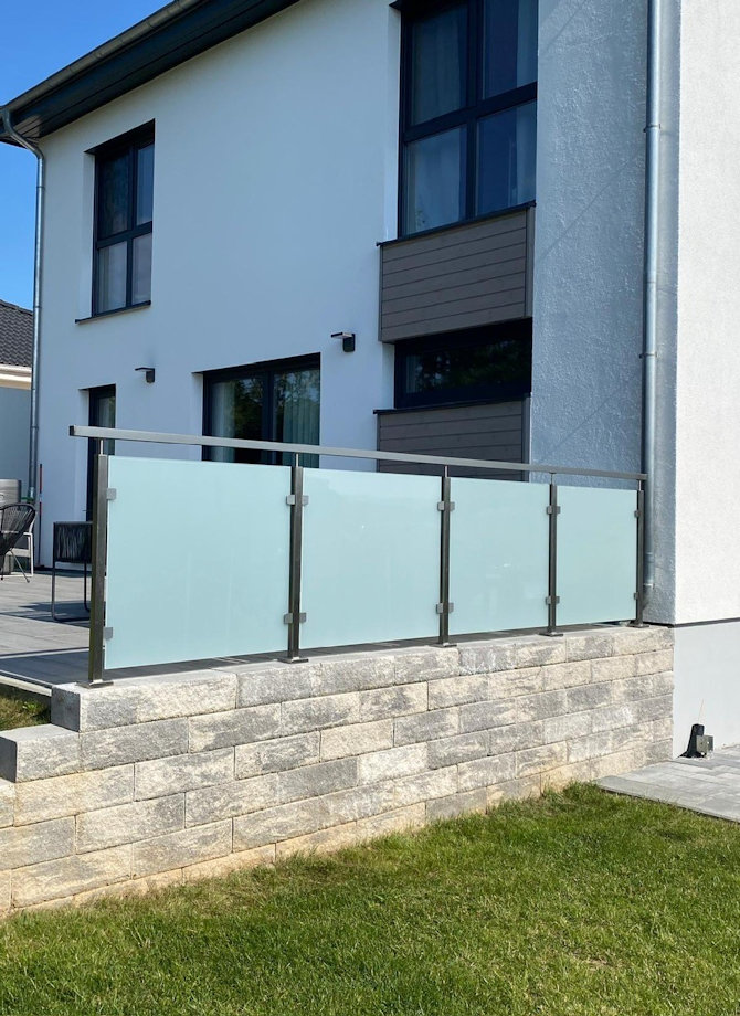 Brüstungsgeländer Milchglas und Edelstahl