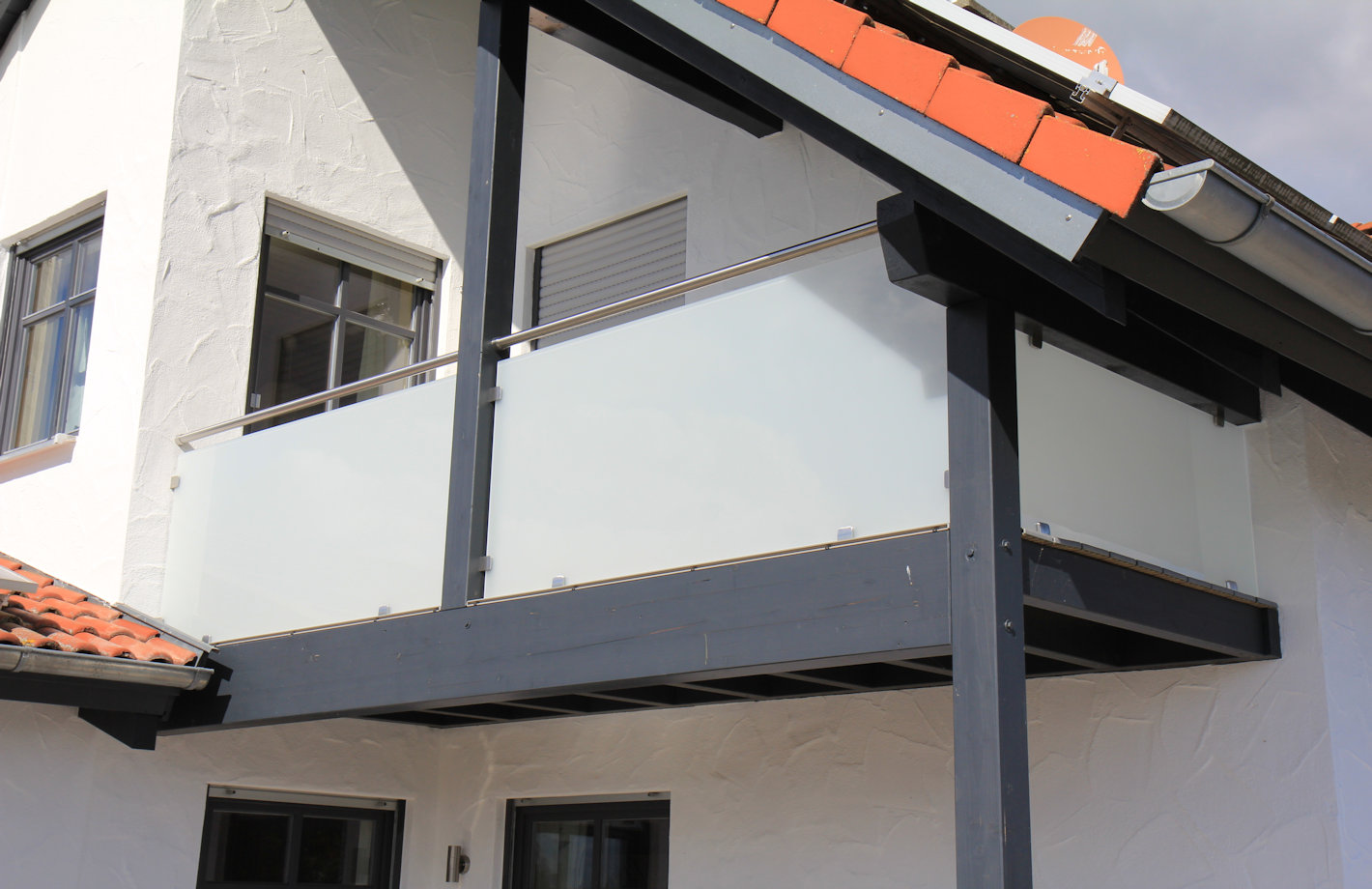 Glasgeländer an vorhandene Holzpfosten am Balkon montiert