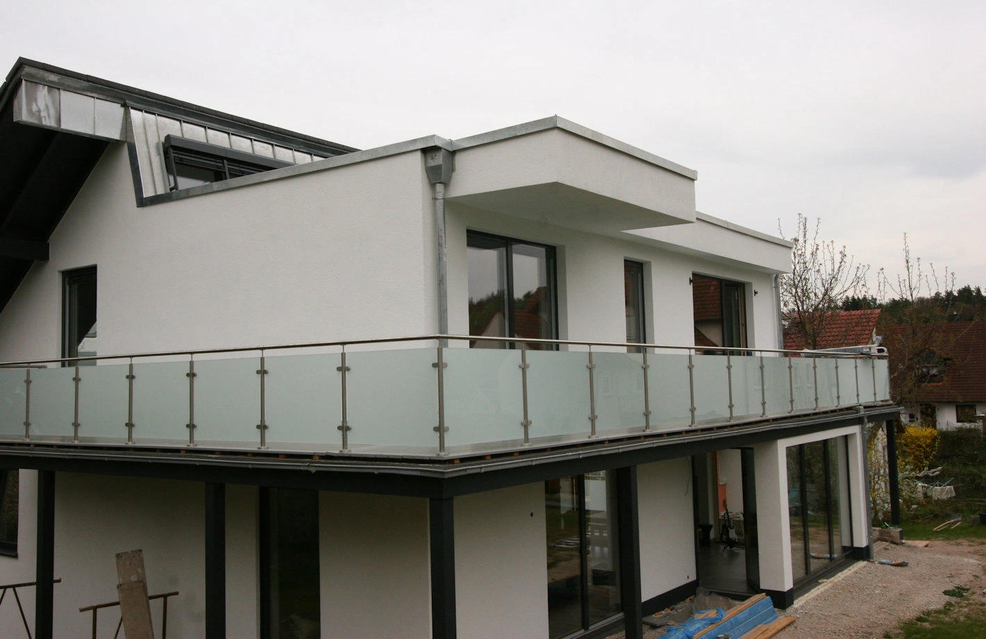 Edelstahl Geländerbausatz als Glasgeländer an einen Neubau