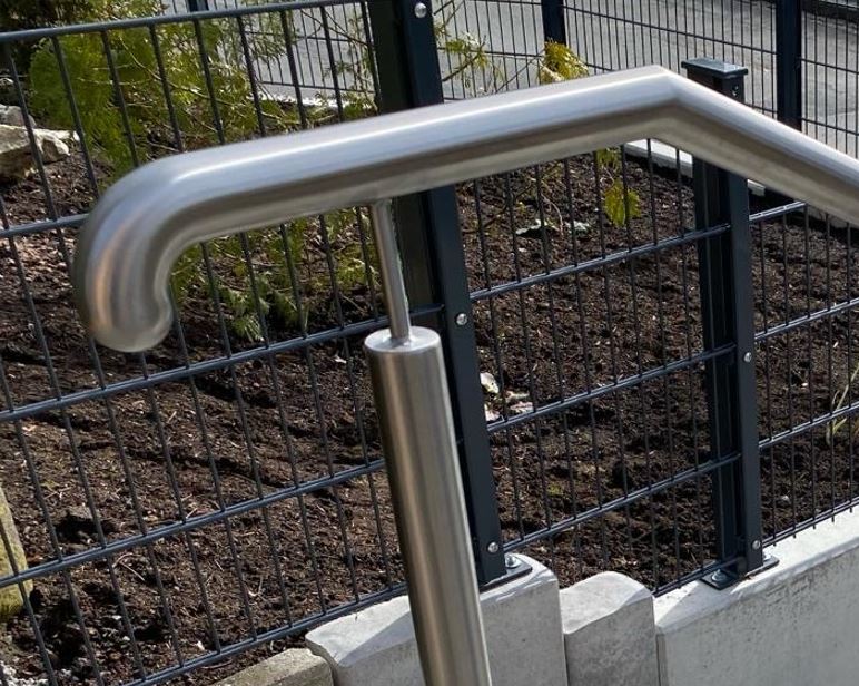 Edelstahlverbinder stabil am Handlauf
