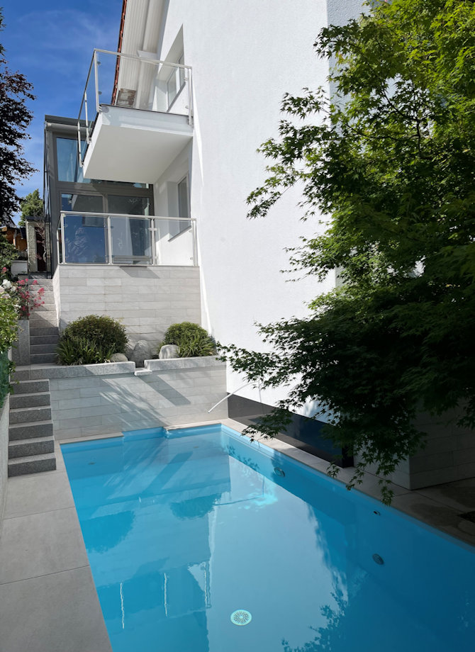 Klarglas Edelstahlgeländer über Pool mit Ausblick Klarglas Edelstahlgeländer über Pool mit Ausblick