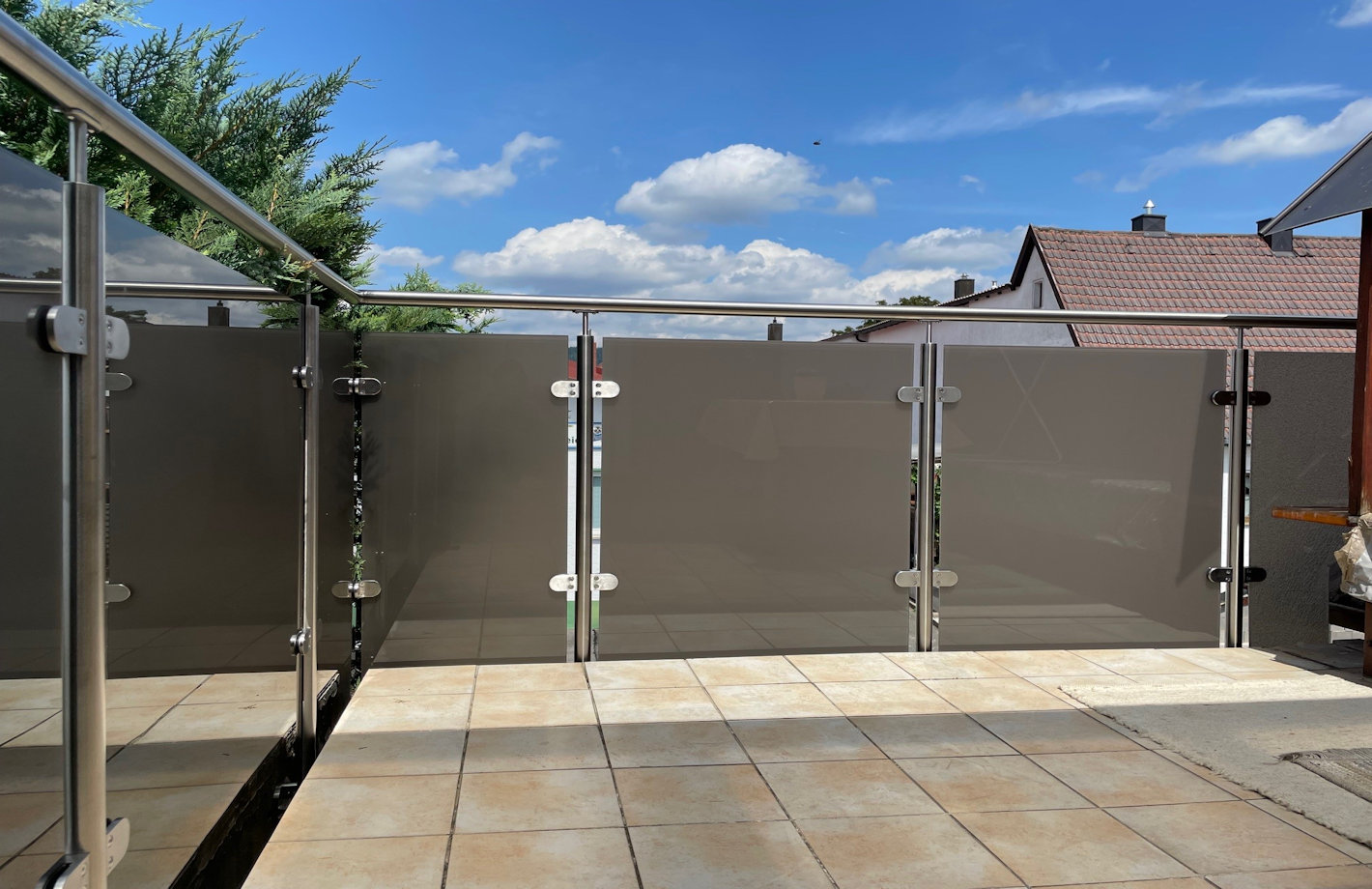 Braunglas am Edelstahlstahlgeländer blickdicht für Privatsphäre Braunglas am Edelstahlstahlgeländer blickdicht für Privatsphäre