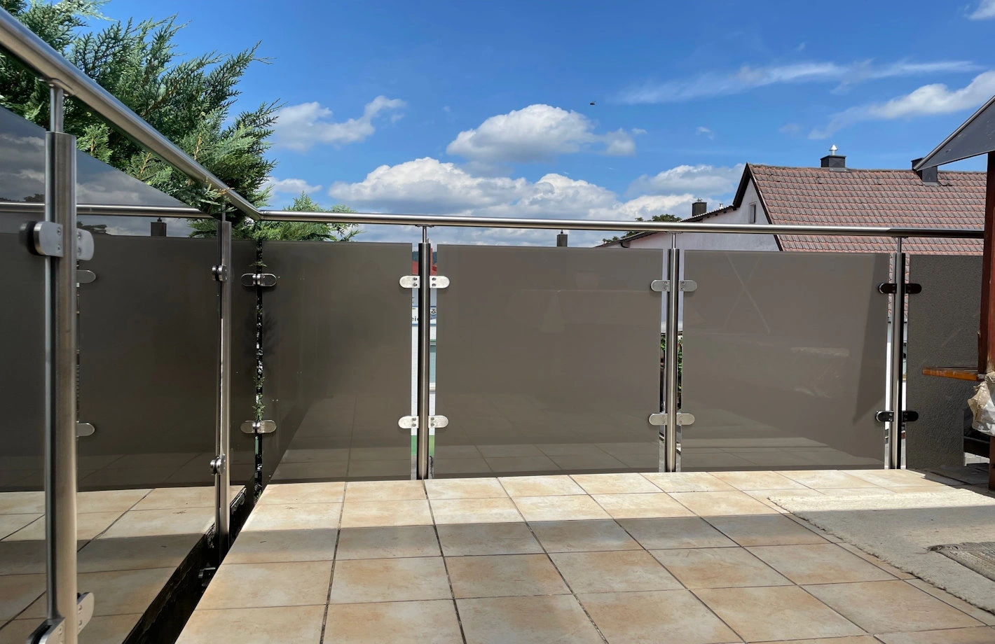 Edelstahlstahlgeländer Bausatz mit blickdichten braunen Glas für Privatsphäre