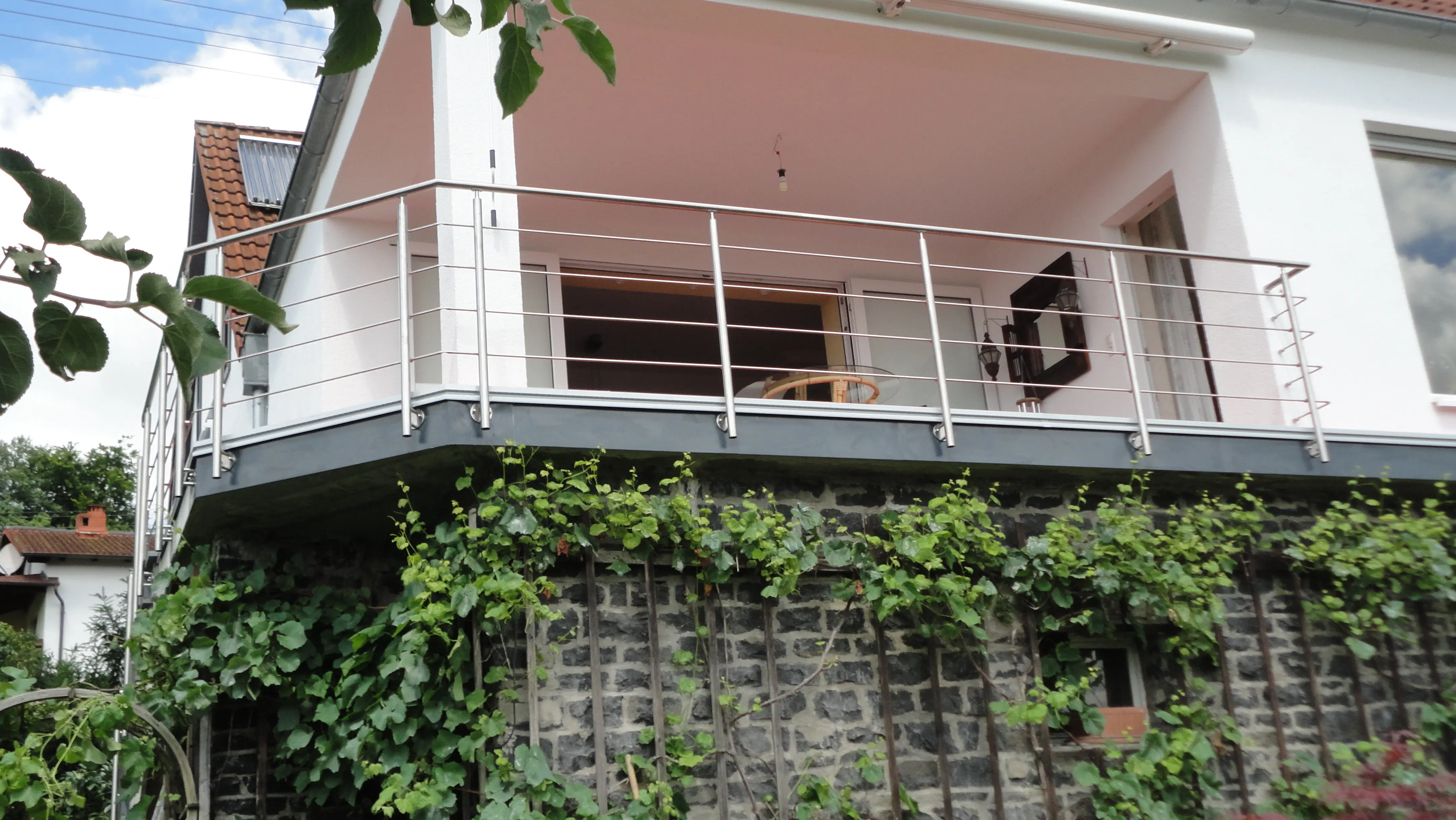 Relinggeländer vorgesetzt mit 4 Querstreben aus Edelstahl am Balkon mit Wandbefestigung montiert