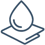 Wassertropfen auf einem Tuch als Symbol für Reinigung und Pflege