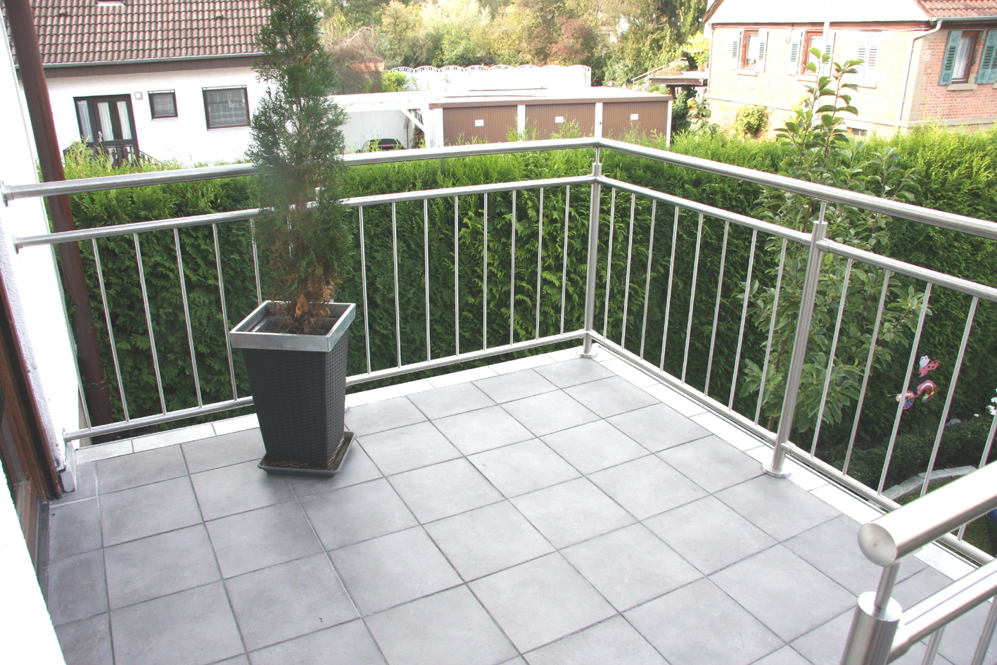 Balkongeländer aus Edelstahl mit Stabfüllung aufgesetzt montiert