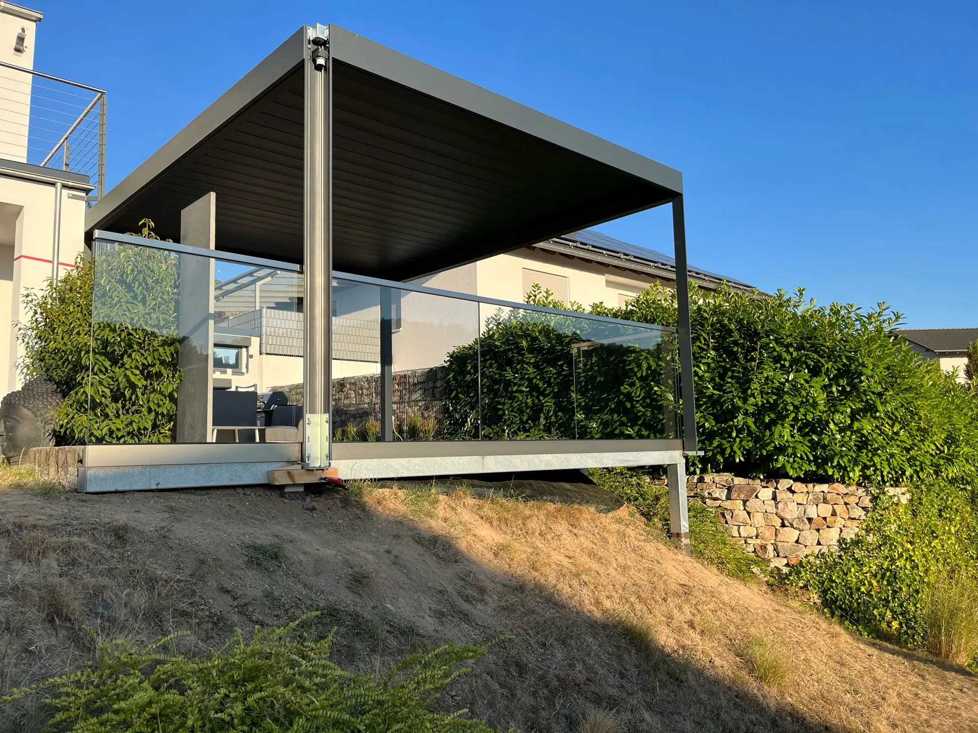 Ganzglasgelaender mit Klarglas an einer Terrasse