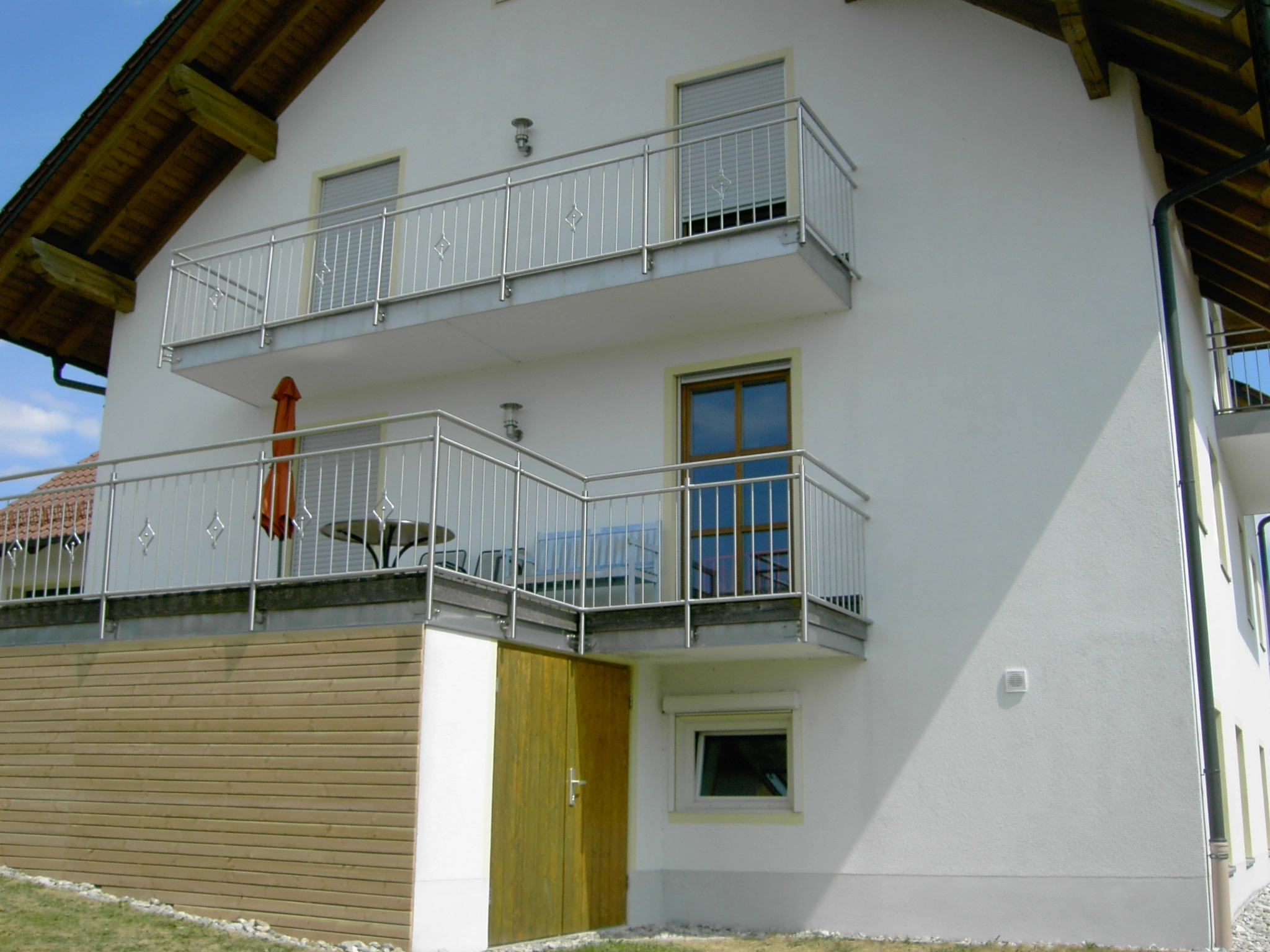 Stabgeländer aus Edelstahl mit Zierstäben an Mehrfamilienhaus