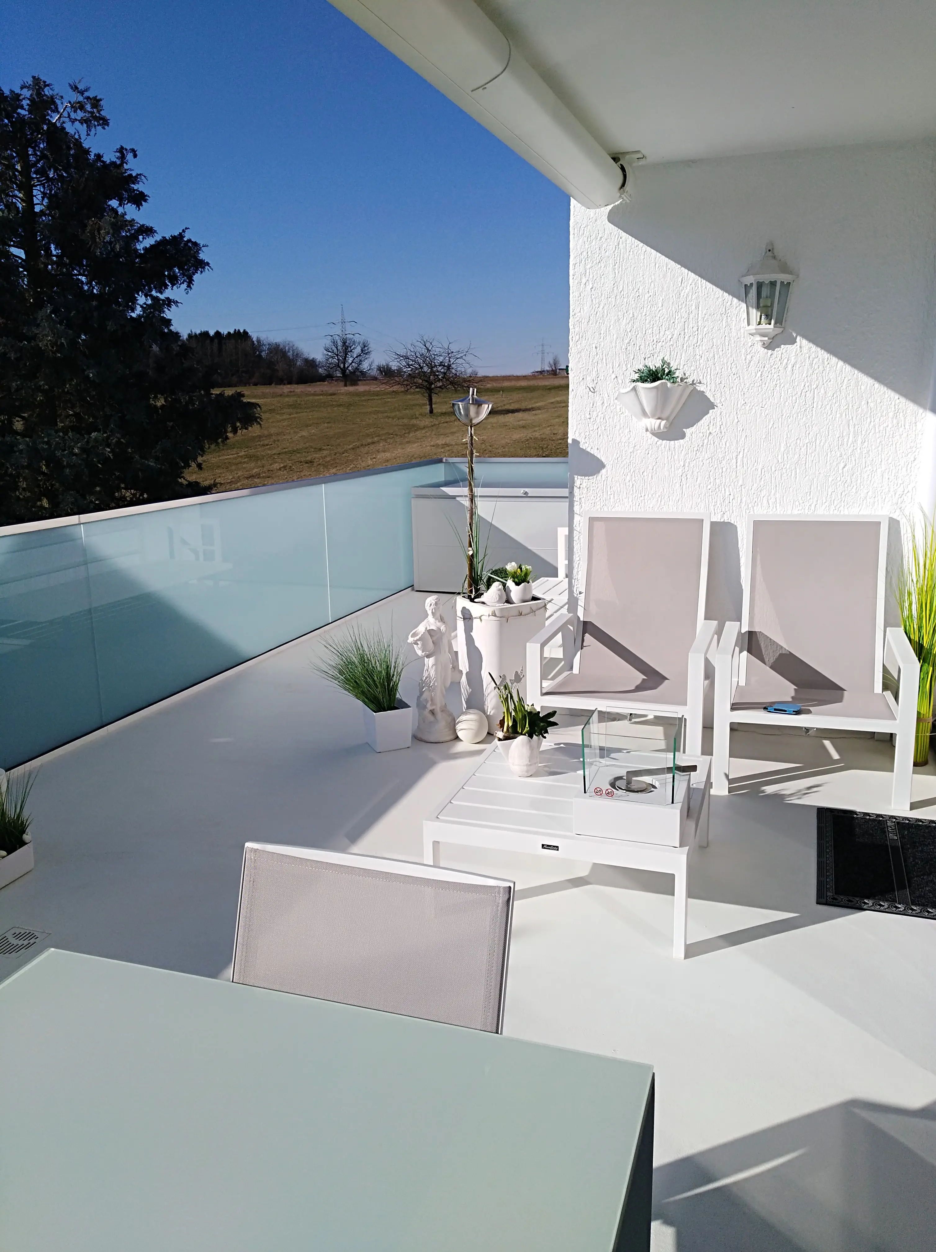 Ganzglasgelaender mit Verbundsicherheitsglas und mattweißer Folie modern und zeitlos