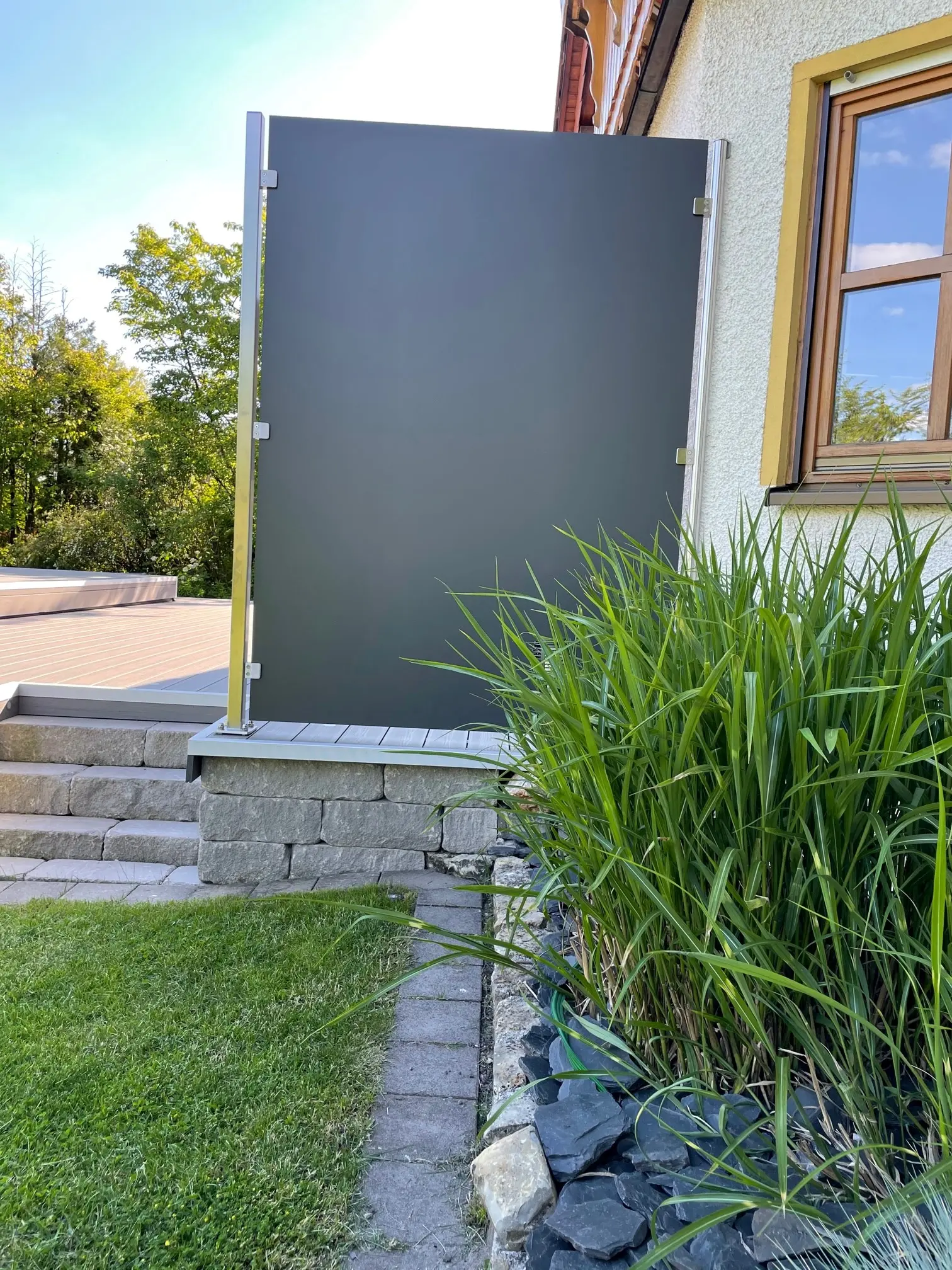 Edler Sichtschutz aus hochwertigen Edelstahlpfosten mit HPL Platten in Anthrazit