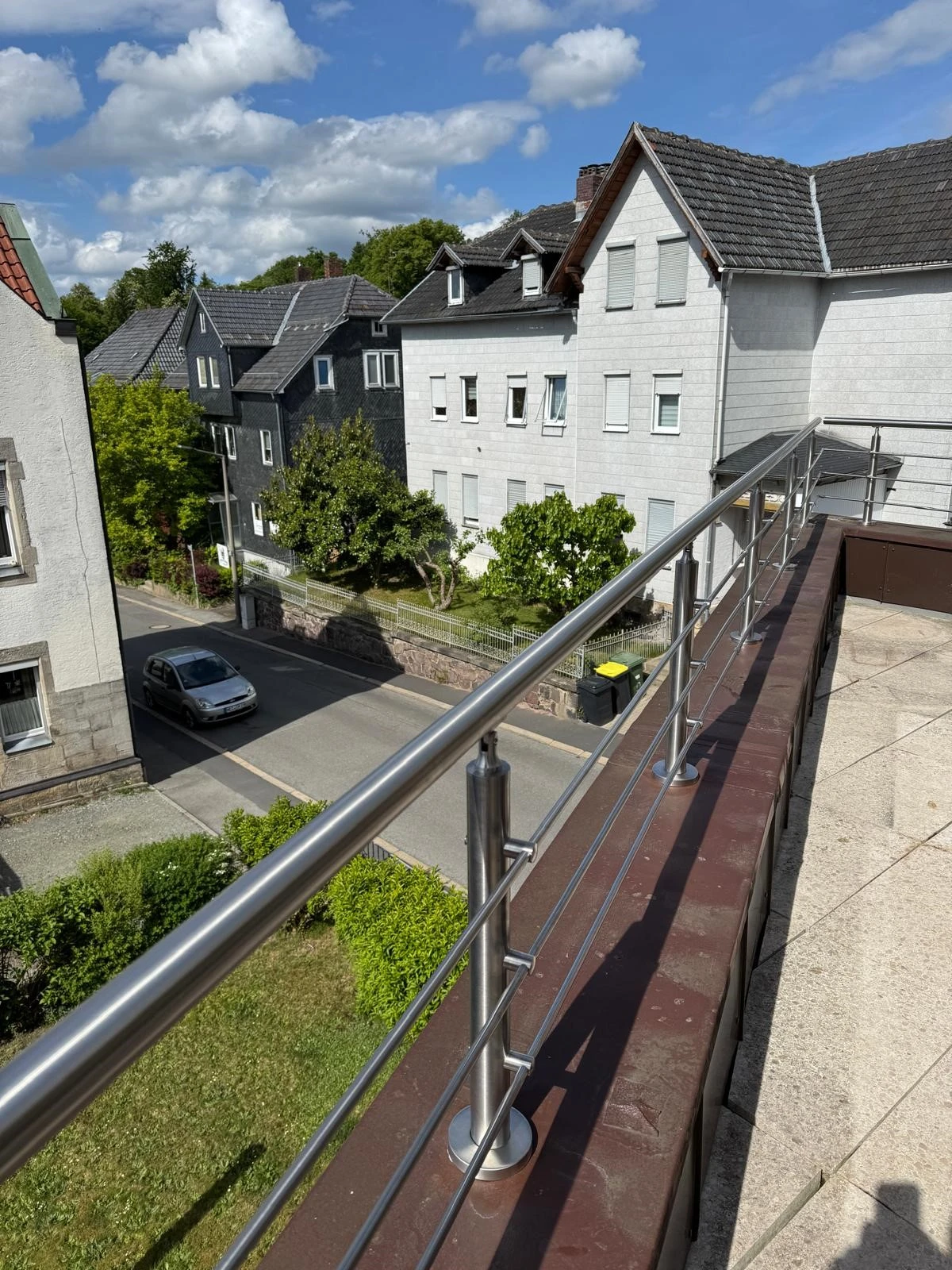 Brüstungsgeländer mit Querstreben aus Edelstahl auf einer Dachterrasse zur Absturzsicherung aufgesetzt